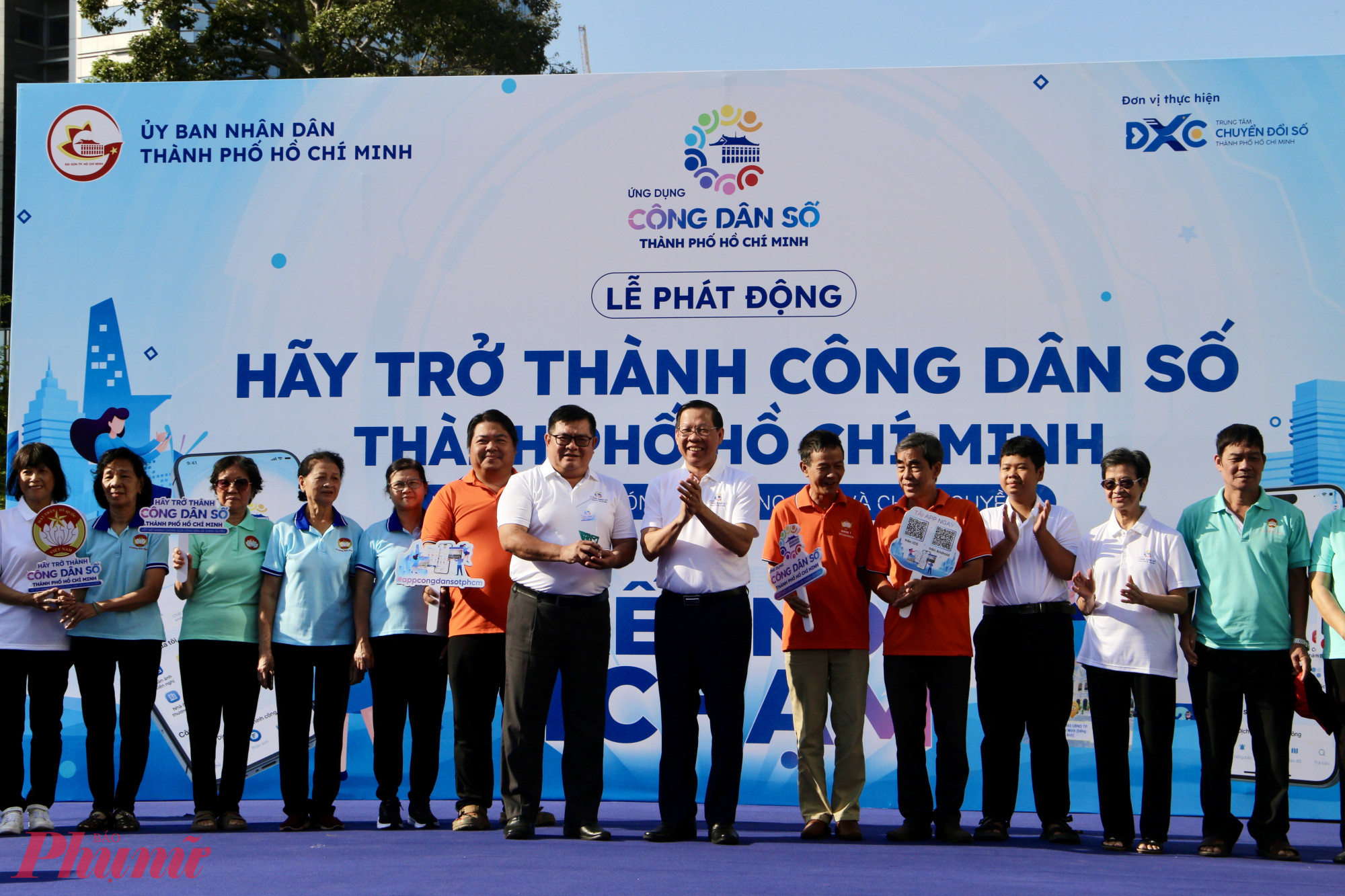 Chủ tịch UBND TPHCM đ&atilde; trao biểu trưng App C&ocirc;ng d&acirc;n số cho c&aacute;c lực lượng n&ograve;ng cốt lan tỏa phong tr&agrave;o H&atilde;y trở th&agrave;nh c&ocirc;ng d&acirc;n số  - Ảnh: Thanh T&acirc;m