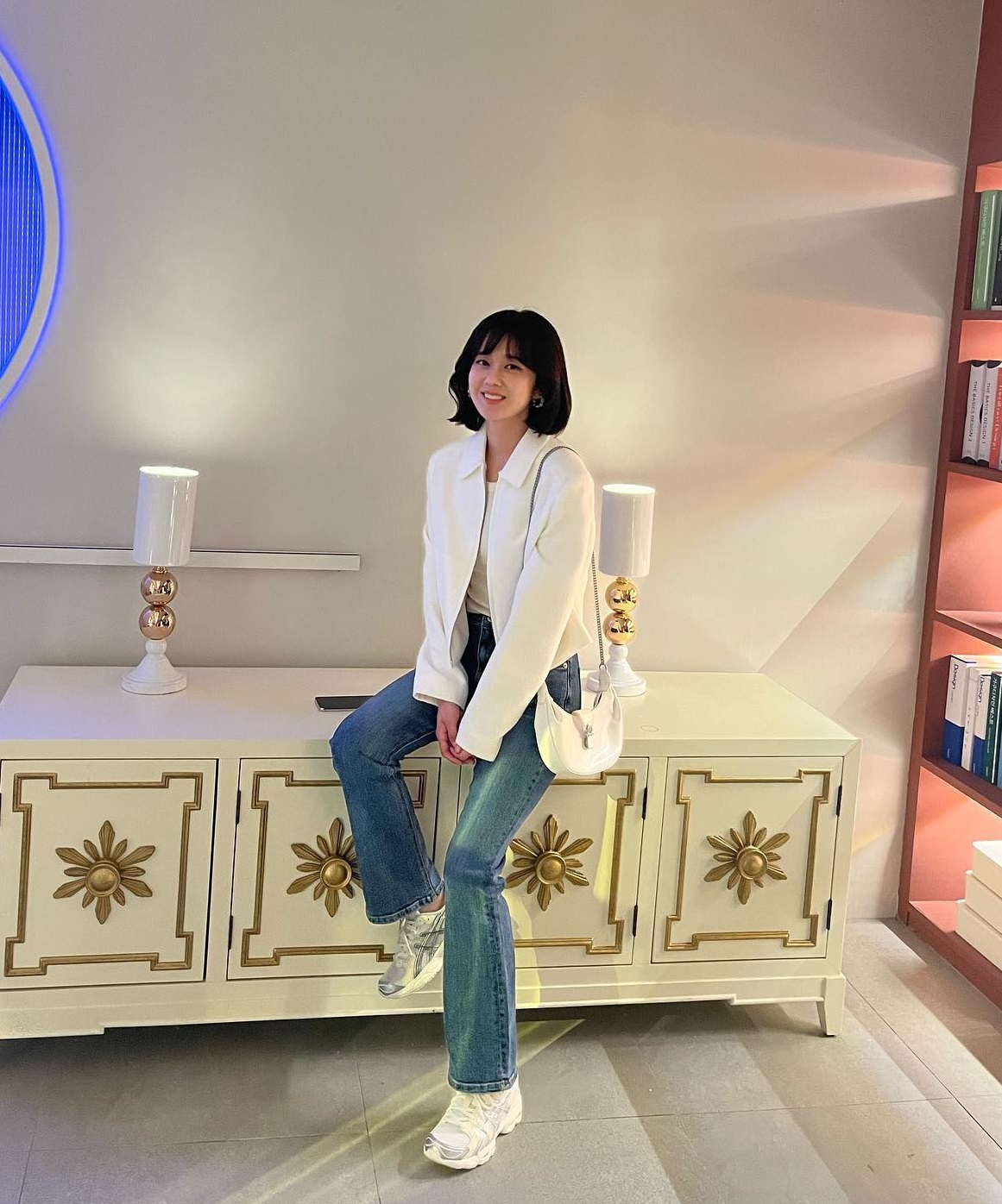 &Aacute;o thun v&agrave; &aacute;o blazer trắng kết hợp rất ăn &yacute; với quần jeans xanh, tạo n&ecirc;n bộ c&aacute;nh tươi s&aacute;ng, trẻ trung. Chị em c&oacute; thể học Jang Nara c&aacute;ch phối n&agrave;y kết hợp c&ugrave;ng phụ kiện sneaker v&agrave; t&uacute;i x&aacute;ch c&ugrave;ng t&ocirc;ng, sơ vin trang phục để vẻ ngo&agrave;i trở n&ecirc;n c&aacute; t&iacute;nh, năng động hơn.