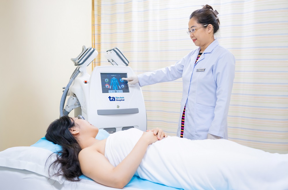 Trung t&acirc;m Giảm c&acirc;n T&acirc;m Anh đầu tư hệ thống đ&ocirc;ng hủy mỡ hiện đại, ti&ecirc;n tiến, nhập khẩu ch&iacute;nh h&atilde;ng từ ch&acirc;u &Acirc;u. M&aacute;y gi&uacute;p giảm mỡ bụng, bắp tay, lưng, đ&ugrave;i, nọng cằm&hellip; ở nhiệt độ -5 đến -10 độ C m&agrave; kh&ocirc;ng cần phẫu thuật, kh&ocirc;ng tổn thương c&aacute;c m&ocirc; l&agrave;nh xung quanh - Ảnh: BVĐK T&acirc;m Anh