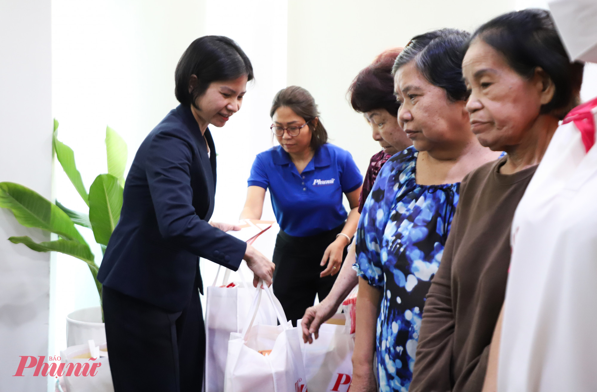 b&agrave; Phạm Thị V&acirc;n Anh, Ph&oacute; TBT B&aacute;o PN  v&agrave; B&agrave; Mai Thị Diễm Trang, Gi&aacute;m đốc Ph&aacute;t triển chiến lược Marketing v&agrave; Thương hiệu Tập đo&agrave;n Kim Oanh 