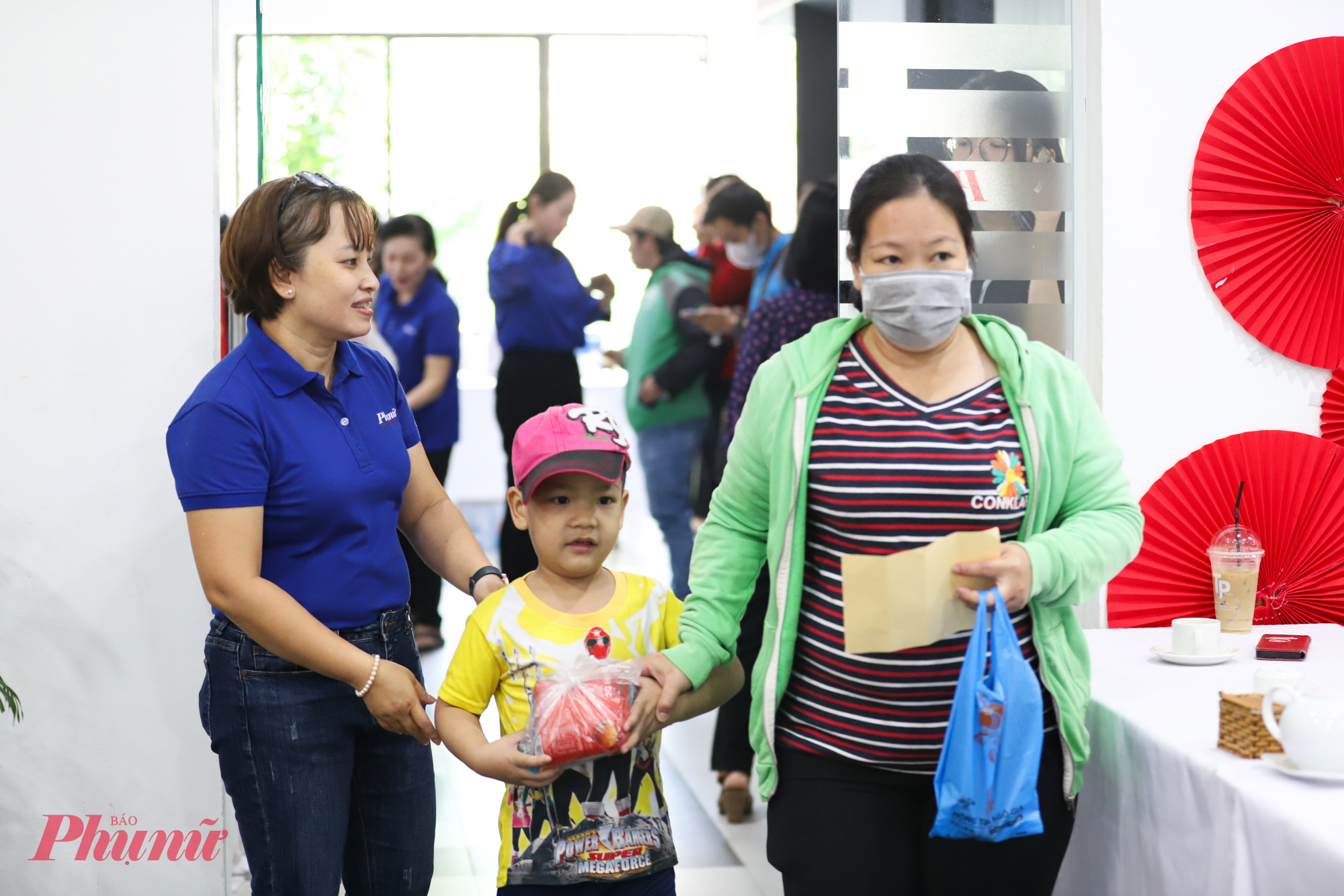 Niềm vui của chị em phụ nữ trong những ng&agrave;y đầu năm 2025 tại chương tr&igrave;nh Tết ấm 2025 do B&aacute;o Phụ nữ TPHCM tổ chức 