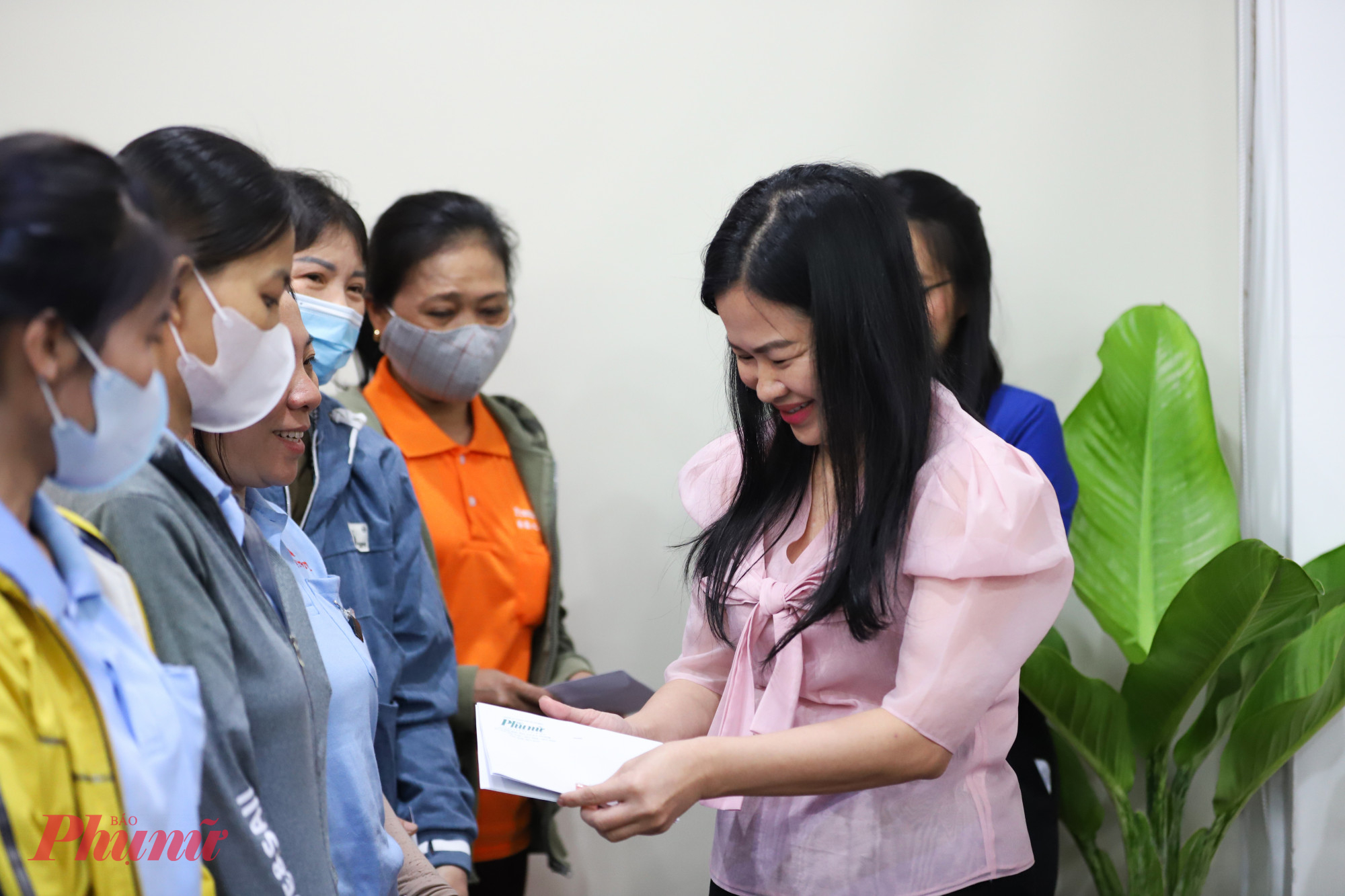 B&agrave; Phạm Thị V&acirc;n Anh - Ph&oacute; tổng bi&ecirc;n tập B&aacute;o Phụ nữ - tặng ặng qu&agrave; tết đến hội vi&ecirc;n phụ nữ, nữ c&ocirc;ng nh&acirc;n