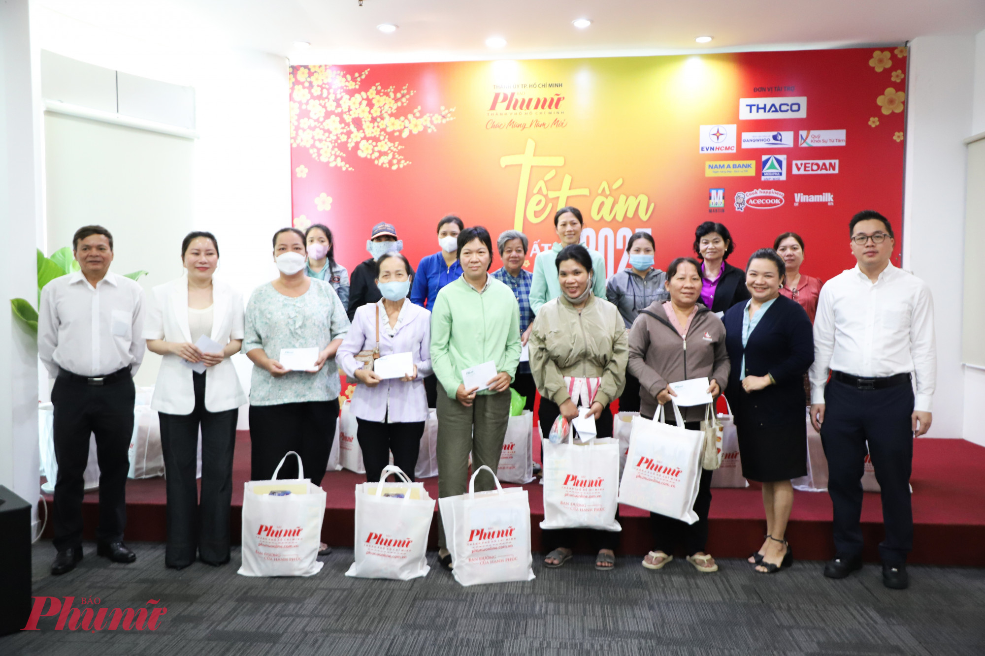 Đại diện c&aacute;c đơn vị t&agrave;i trợ gửi tặng những phần qu&agrave; tết đến với hội vi&ecirc;n phụ nữ, nữ c&ocirc;ng nh&acirc;n 