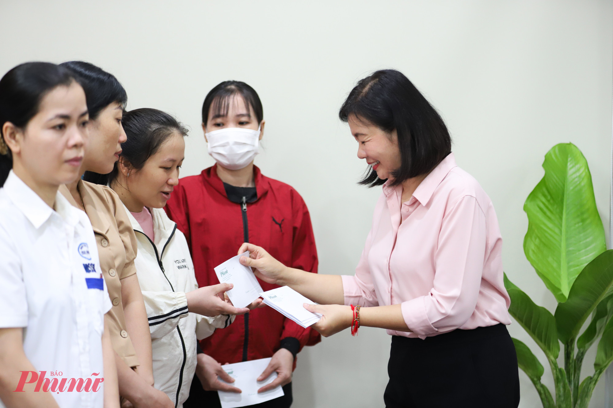 B&agrave; L&yacute; Việt Trung - Tổng Bi&ecirc;n tập B&aacute;o Phụ nữ TPHCM tặng qu&agrave; tết đến hội vi&ecirc;n phụ nữ, nữ c&ocirc;ng nh&acirc;n 