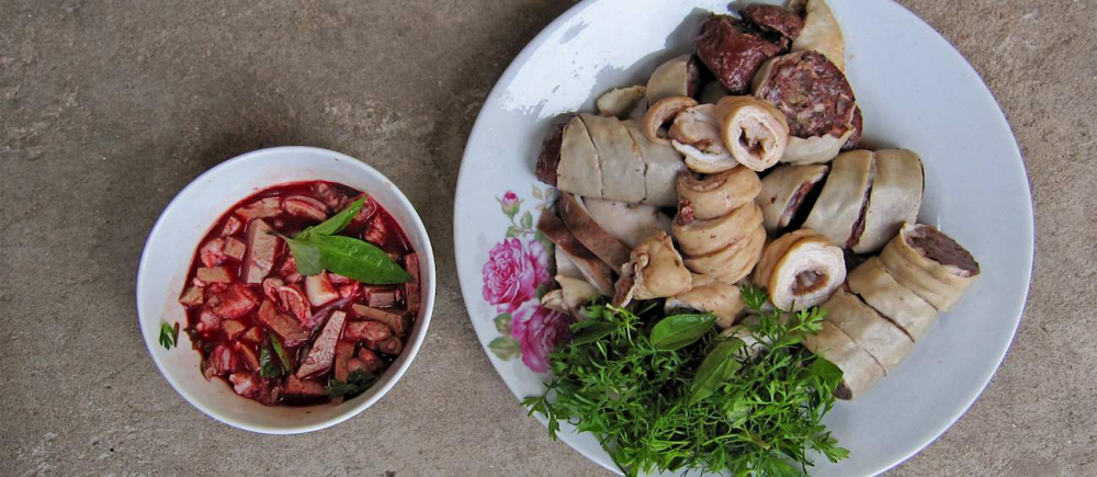 Tiết canh, m&oacute;n kho&aacute;i khẩu của một số người Việt, đứng thứ 52 trong danh s&aacute;ch 100 m&oacute;n tệ nhất thế giới 2025 