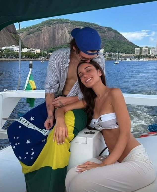 Đầu năm mới 2025, Jackie chia sẻ ảnh đi chơi du thuyền với con trai David Beckham. Ca sĩ mặc bikini d&aacute;ng qu&acirc;y ngực, quấn khăn sarong che ch&acirc;n, Cruz chọn sơ mi v&agrave; quần lửng. Theo Daily Mail, cả hai đang tận hưởng kỳ nghỉ đ&oacute;n năm mới ở Brazil.