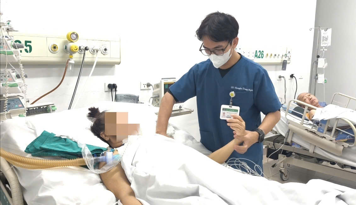 Nữ bệnh nh&acirc;n liệt người sau khi ti&ecirc;m v&agrave;o vai g&aacute;y