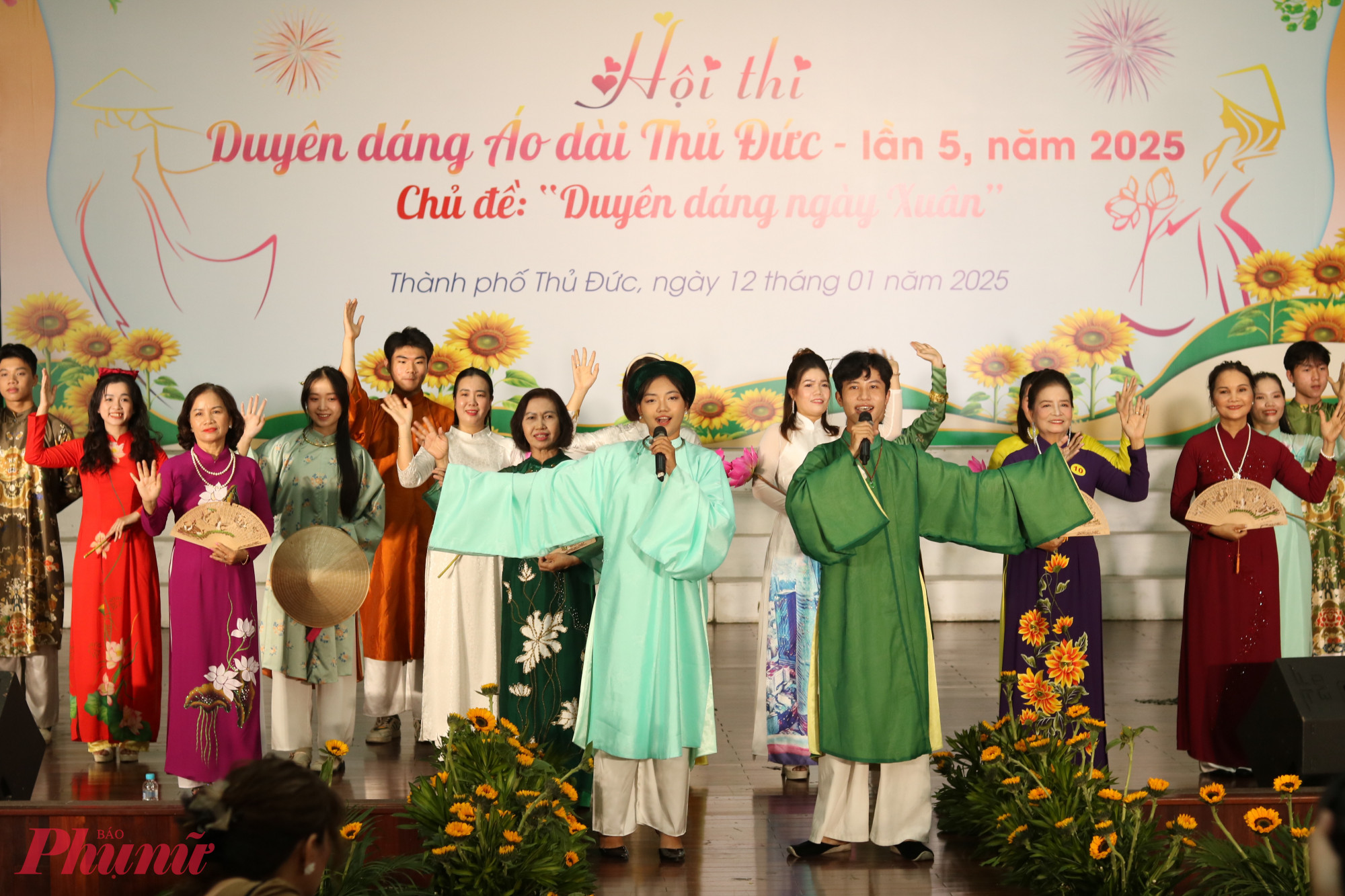 C&aacute;c th&iacute; sinh tự thể hiện phần nhạc minh hoạ cho tiết mục dự thi. 