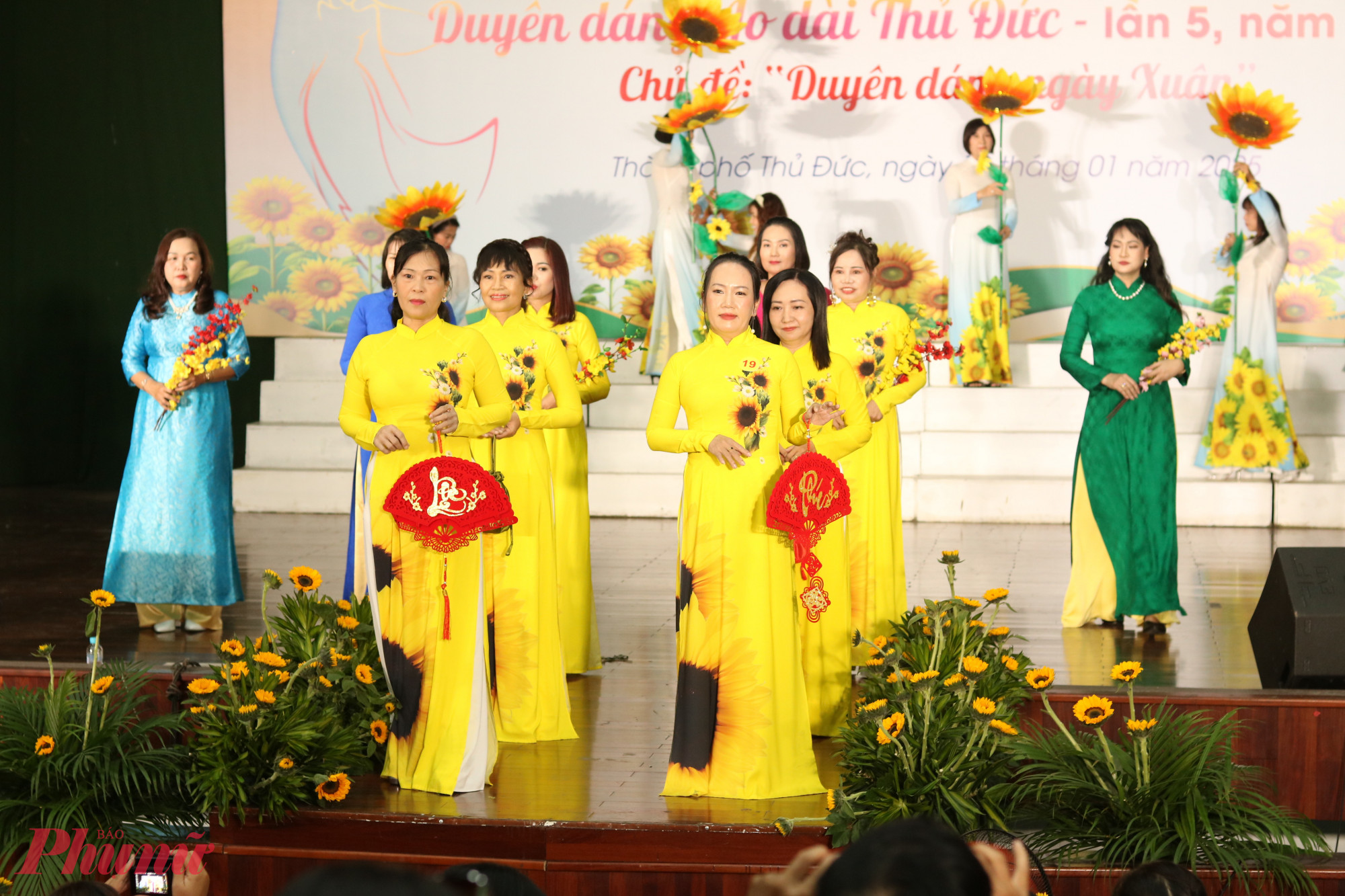 Những mẫu &aacute;o d&agrave;i lấy &yacute; tưởng từ hoa hướng dương của đội thi Hội LHPN phường Linh Trung. 
