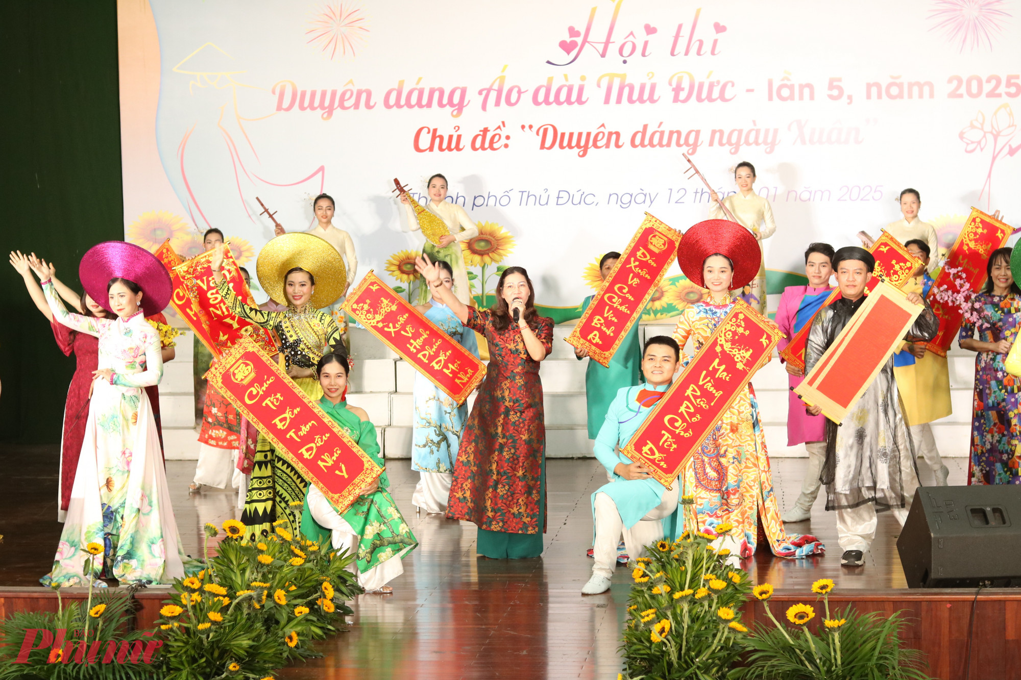 Kh&ocirc;ng kh&iacute; xu&acirc;n rộn vui trong mỗi tiết mục dự thi.