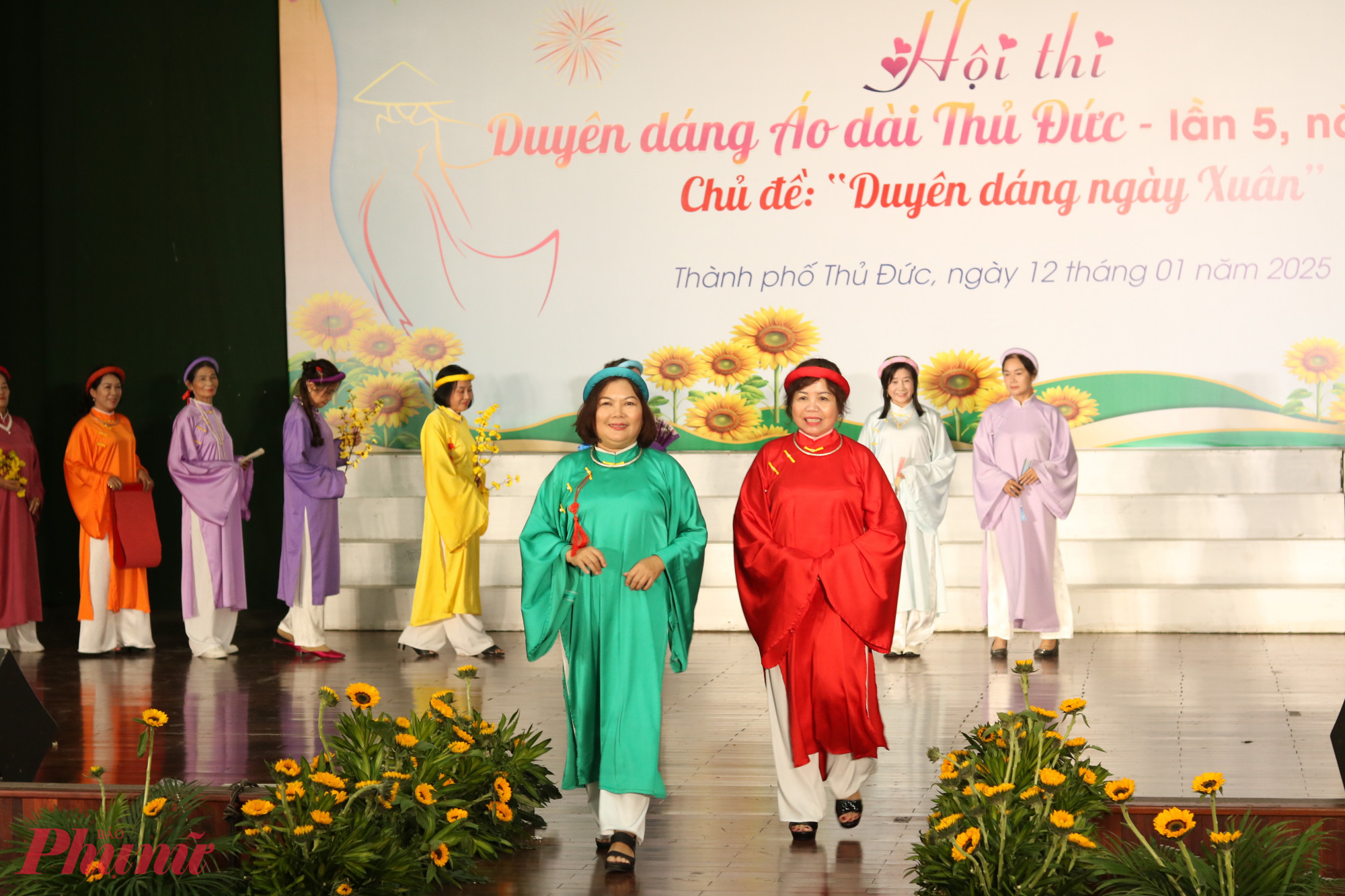 C&aacute;c mẫu &aacute;o d&agrave;i trẻ trung, năng động v&agrave; ph&ugrave; hợp với mọi lứa tuổi được nhiều đơn vị lựa chọn mang tới hội thi năm nay. 