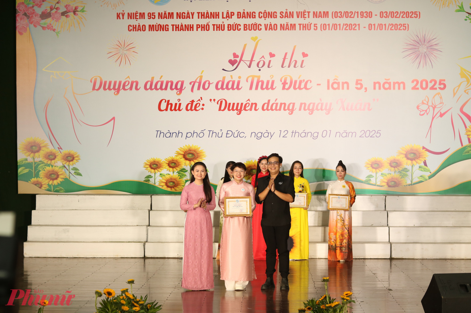 Ban tổ chức trao giải cho đại diện c&aacute;c đội thi. 