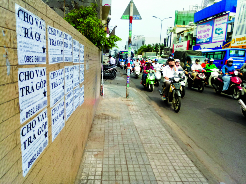 Đối tượng t&iacute;n dụng đen d&aacute;n quảng c&aacute;o cho vay.