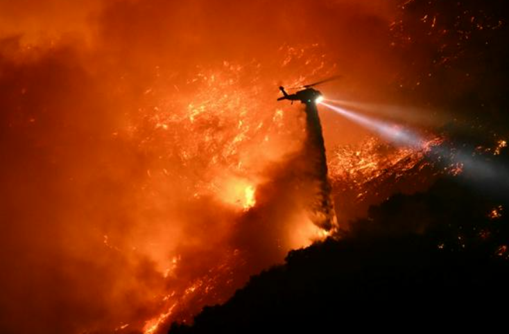 Số người chết v&igrave; ch&aacute;y rừng ở Los Angeles tăng l&ecirc;n, gi&oacute; mạnh đang thổi tới