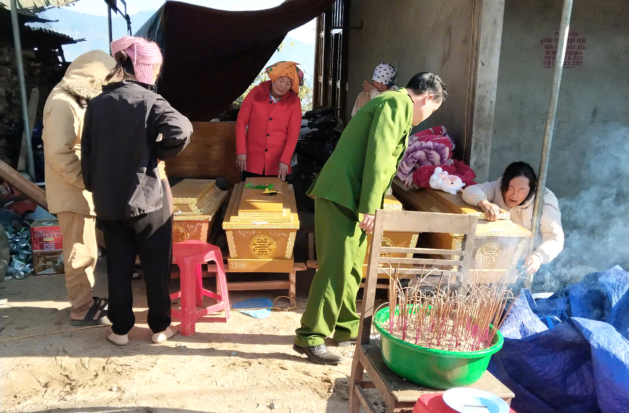 Sau khi ho&agrave;n tất kh&aacute;m nghiệm, cơ quan chức năng b&agrave;n giao thi thể c&aacute;c nạn nh&acirc;n cho gia đ&igrave;nh lo hậu sự - Ảnh: Kh&aacute;nh Trung
