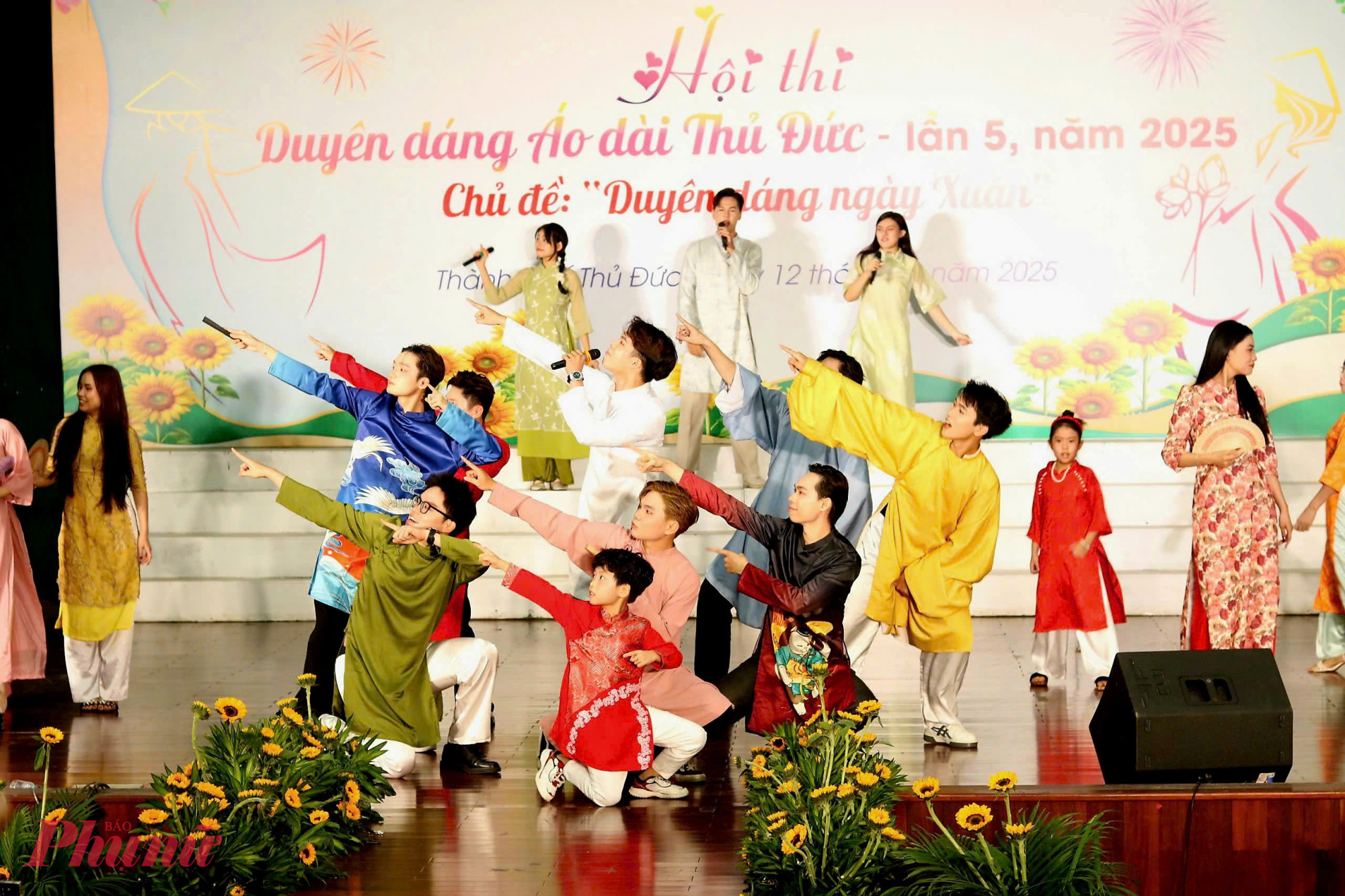 Phần tr&igrave;nh diễn s&ocirc;i động của đội thi Hội LHPN phường B&igrave;nh Thọ