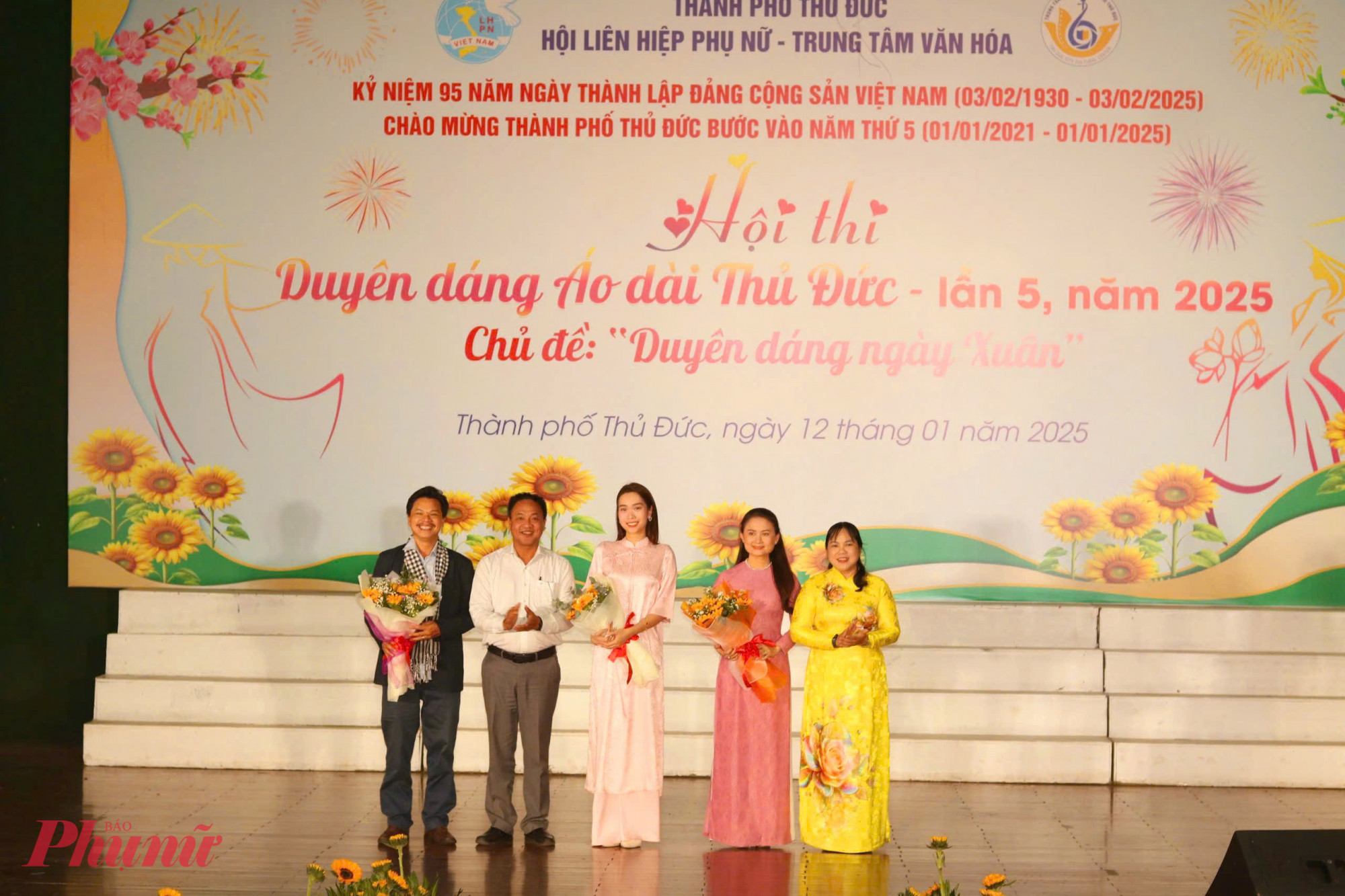 Ban tổ chức trao hoa cảm ơn ban gi&aacute;m khảo hội thi.