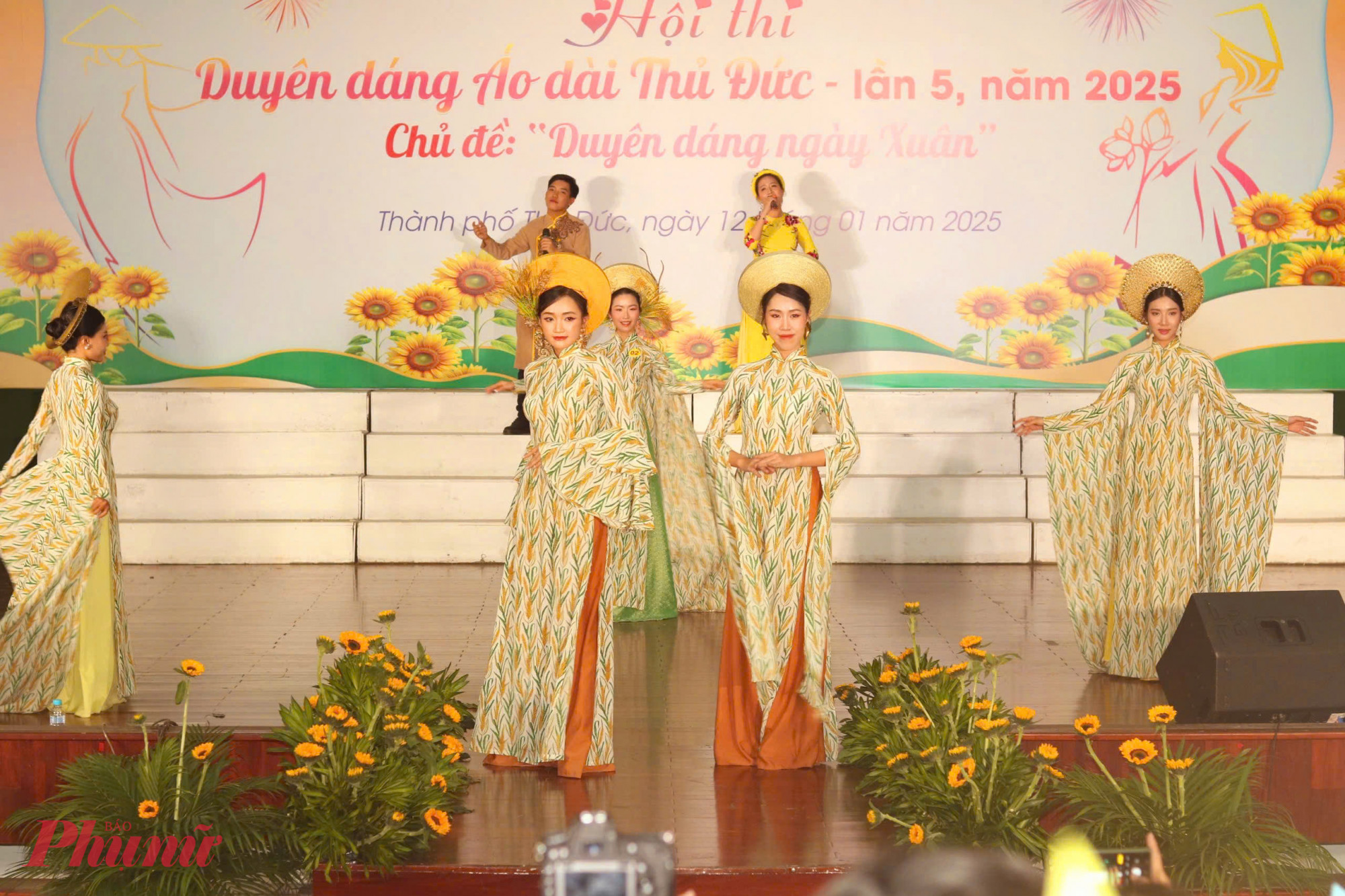L&agrave;ng l&uacute;a &ndash; l&agrave;ng sen của đội thi Hội LHPN phường Phước Long B. 