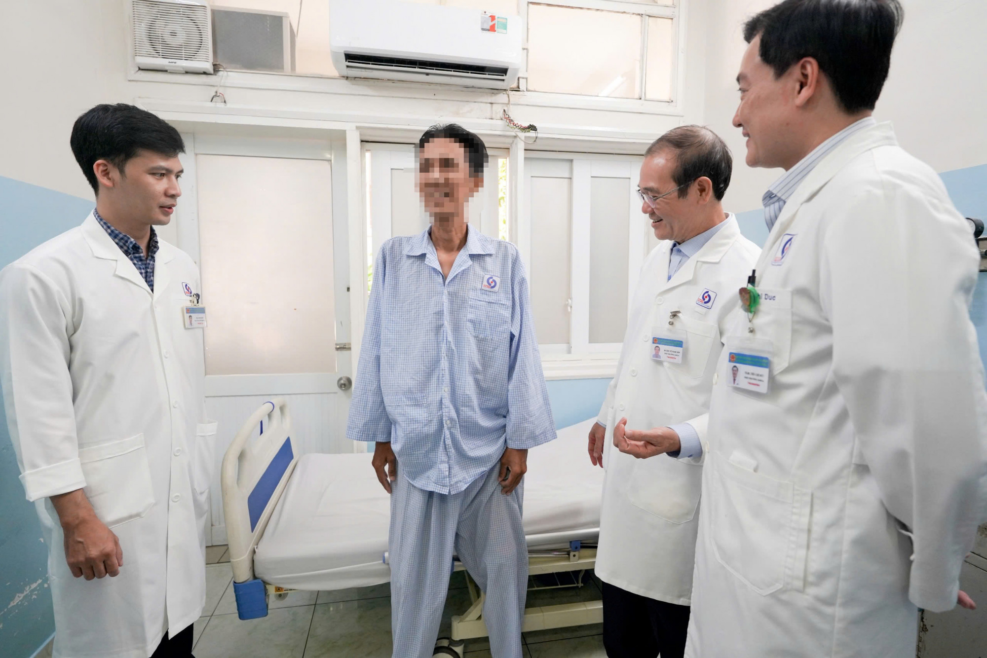 &Ecirc;-k&iacute;p b&aacute;c sĩ kiểm tra sức khỏe cho anh T. sau mổ - Ảnh Bệnh viện cung cấp