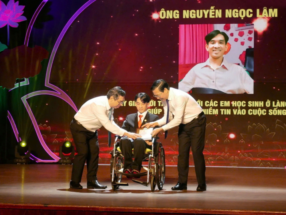 Chủ tịch UBND TPHCM Phan Văn M&atilde;i (b&igrave;a phải) v&agrave; Ph&oacute; b&iacute; thư Th&agrave;nh ủy, Chủ tịch Ủy ban MTTQ Việt Nam TPHCM Nguyễn Phước Lộc (b&igrave;a tr&aacute;i) trao kỷ niệm chương, bằng khen cho thầy gi&aacute;o Nguyễn Ngọc L&acirc;m tại lễ tuy&ecirc;n dương &ldquo;Những tấm gương thầm lặng m&agrave; cao cả&rdquo; lần thứ s&aacute;u - ẢNH: NGUYỆT MINh
