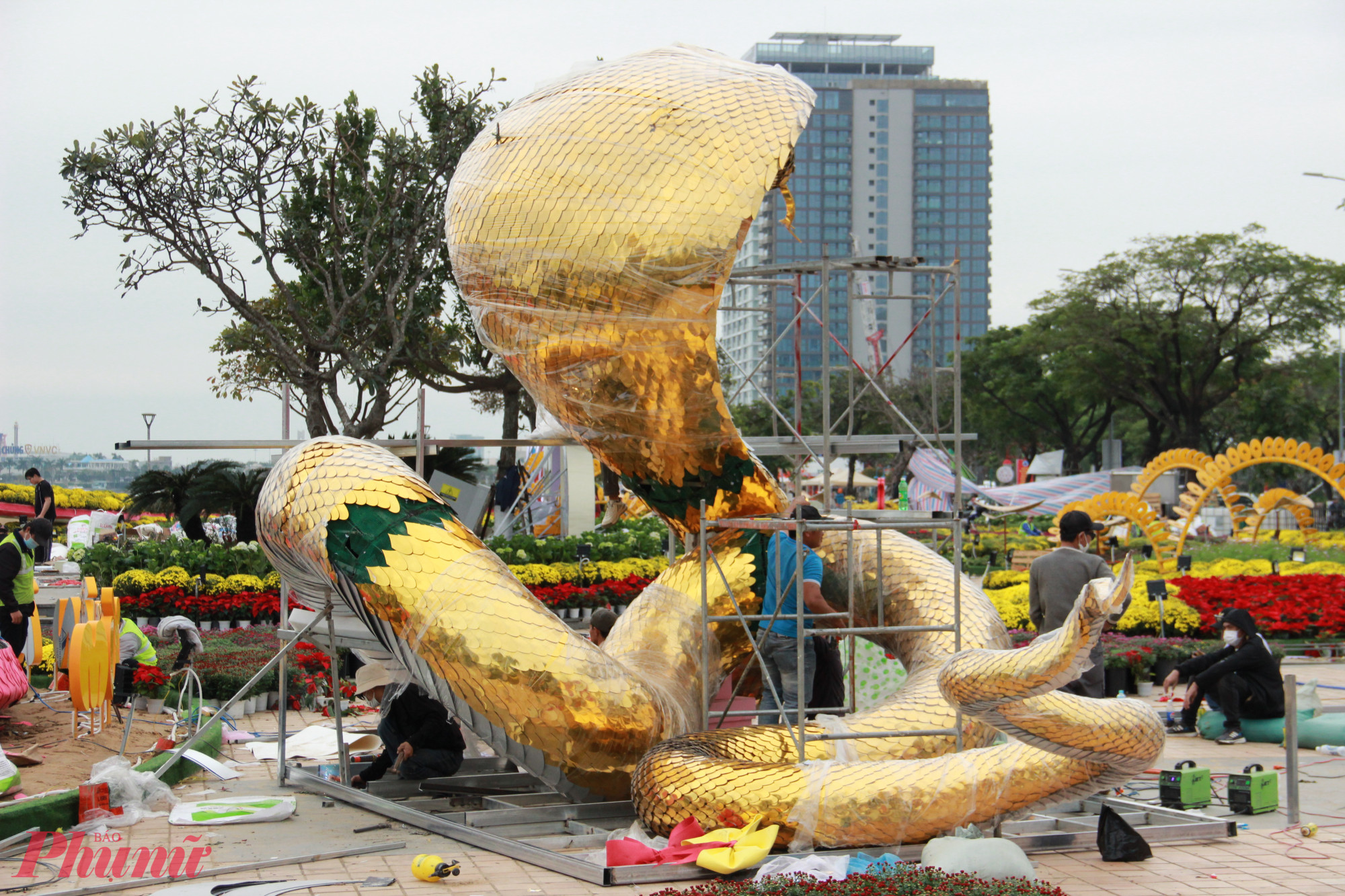 Hiện nay, đội thợ khoảng 10 người của anh T&acirc;m đang tập trung thi c&ocirc;ng linh vật rắn ở khu vực đu&ocirc;i cầu Rồng. Sau đ&oacute; sẽ tiếp tục thi c&ocirc;ng linh vật rắn lắp đặt ở cầu chữ T trước bảo t&agrave;ng Đ&agrave; Nẵng.