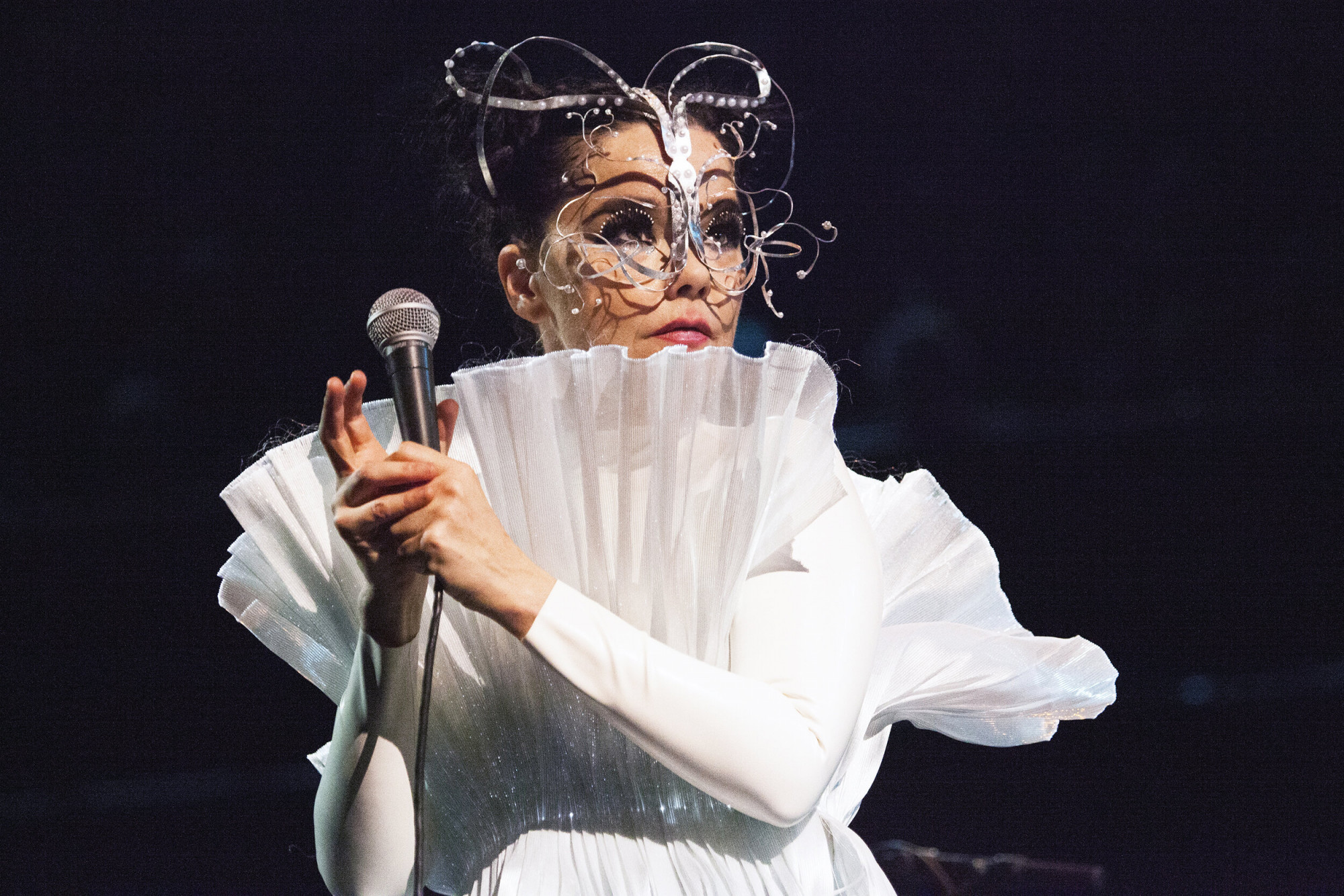Sau khi ban nhạc tan r&atilde;, Bj&ouml;rk hoạt động độc lập. C&ocirc; c&oacute; thể h&aacute;t  rock, jazz, nhạc điện tử, v&agrave; d&acirc;n ca. C&ocirc; c&oacute; chất giọng được nhận x&eacute;t trời ph&uacute;, bởi cao nhưng nghe rất quyến rũ. Những s&aacute;ng t&aacute;c của Bj&ouml;rk cũng mang t&iacute;nh triết l&yacute; cao. Bj&ouml;rk được mệnh danh l&agrave; &ldquo;nữ ho&agrave;ng băng gi&aacute; của nhạc pop&rdquo;.