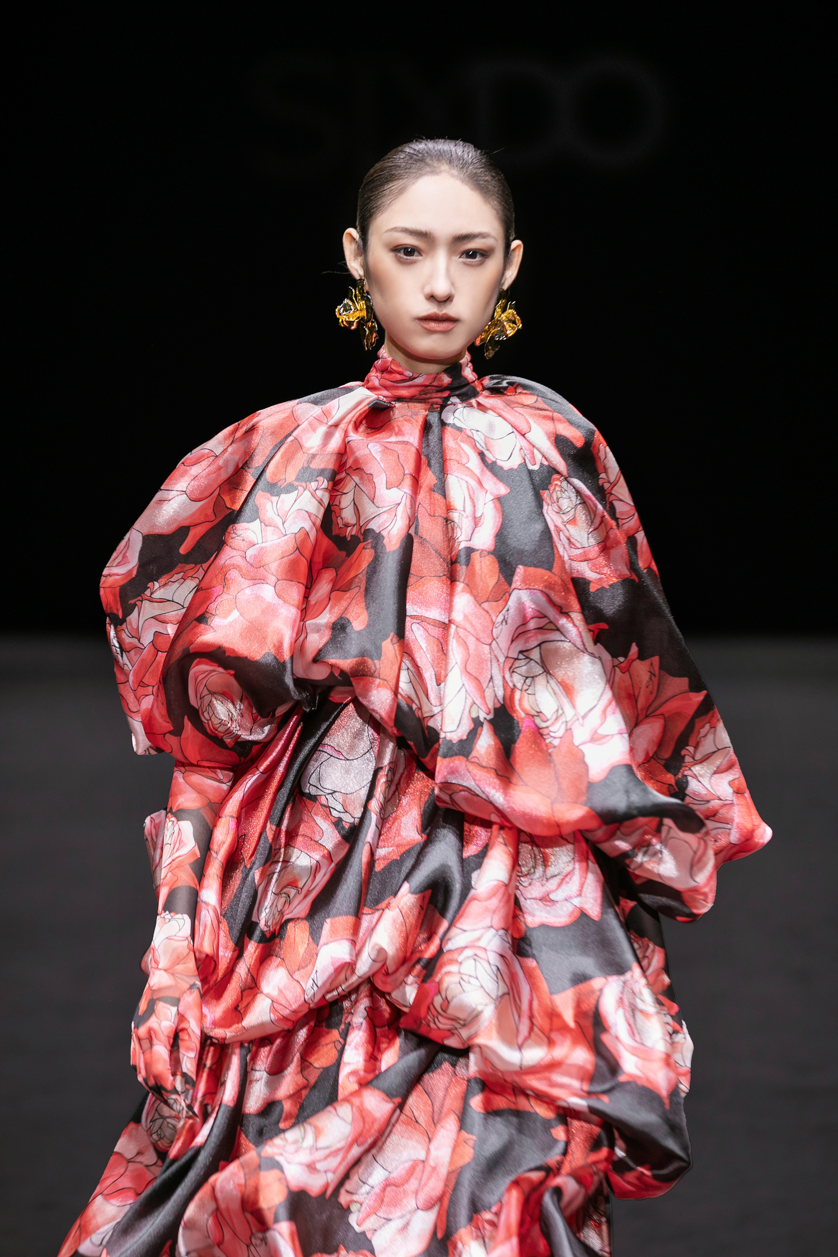 Thiết kế m&agrave; Bj&ouml;rk lựa chọn cũng l&agrave; mẫu trang phục được người mẫu tr&igrave;nh diễn s&agrave;n runway. Trang phục vừa vặn với nữ nghệ sĩ, kh&ocirc;ng cần chỉnh sửa. 2 b&ecirc;n đ&atilde; l&agrave;m việc với nhau một khoảng thời gian nhưng đến nay những h&igrave;nh ảnh ch&iacute;nh thức mới được c&ocirc;ng bố rộng r&atilde;i.