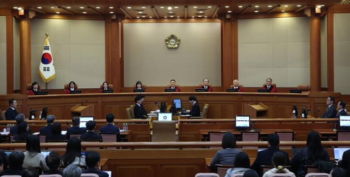 C&aacute;c thẩm ph&aacute;n chủ tr&igrave; phi&ecirc;n điều trần đầu ti&ecirc;n về phi&ecirc;n t&ograve;a luận tội Tổng thống Yoon Suk Yeol tại T&ograve;a &aacute;n Hiến ph&aacute;p ở Jongno-gu, Seoul, ng&agrave;y 14 th&aacute;ng 1. Yonhap