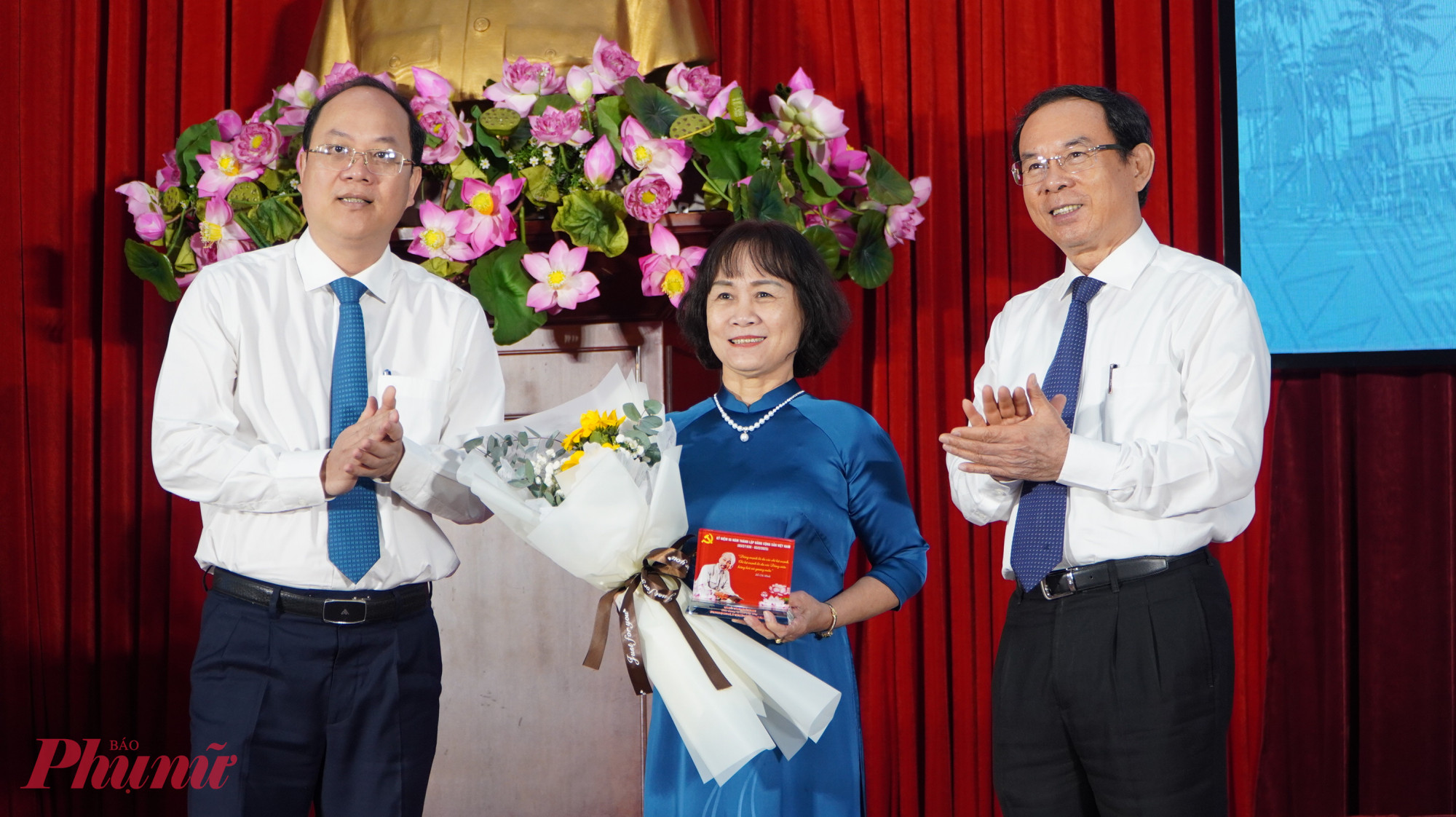 B&iacute; thư Th&agrave;nh ủy TPHCM Nguyễn Văn N&ecirc;n v&agrave; Ph&oacute; b&iacute; thư Thường trực Th&agrave;nh ủy TPHCM Nguyễn Hồ Hải - trao biểu trương biểu dương B&iacute; thư Chi bộ khu phố, ấp ti&ecirc;u biểu - Ảnh: T.N.