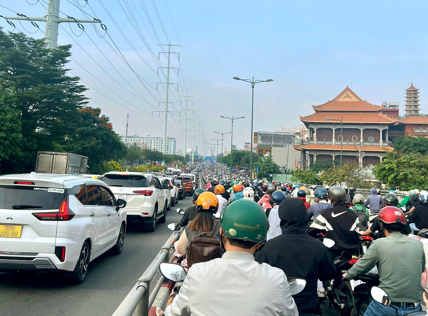 Đoạn đường qua dốc cầu B&igrave;nh Lợi (quận B&igrave;nh Thạnh)  về hướng s&acirc;n bay T&acirc;n Sơn Nhất kẹt cứng trong ng&agrave;y đầu tuần 13/1 - ẢNH: Q.T.