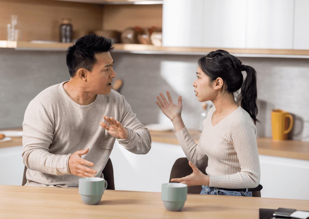 Chồng tr&aacute;ch t&ocirc;i kh&ocirc;ng tr&acirc;n trọng đồng tiền mồ h&ocirc;i nước mắt m&agrave; anh kiếm được, dễ d&agrave;ng để người kh&aacute;c lừa gạt, lợi dụng (ảnh minh hoạ)