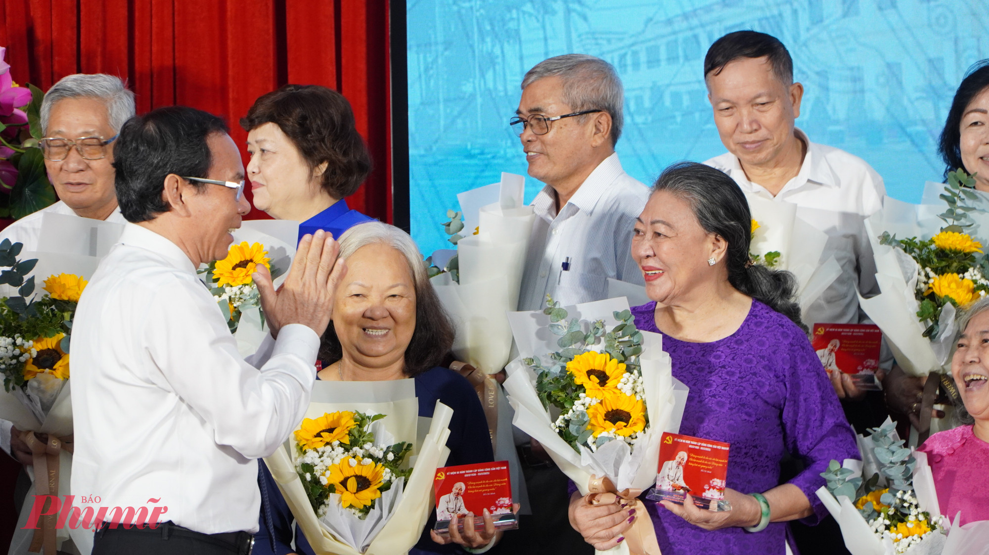 Tại hội nghị, Th&agrave;nh ủy TPHCM đ&atilde; biểu dương 186 B&iacute; thư Chi bộ khu phố, ấp ti&ecirc;u biểu cấp th&agrave;nh phố - Ảnh: T.N.