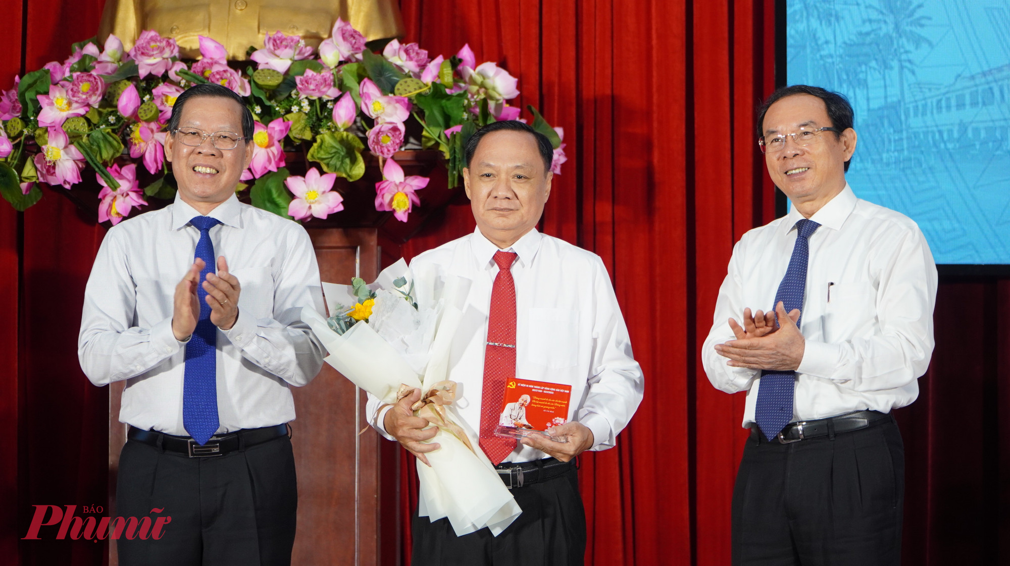 B&iacute; thư Th&agrave;nh ủy TPHCM Nguyễn Văn N&ecirc;n v&agrave; Chủ tịch UBND TPHCM Phan Văn M&atilde;i - trao biểu trương biểu dương b&iacute; thư chi bộ khu phố, ấp ti&ecirc;u biểu
