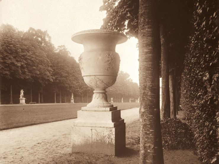 Một tấm ảnh cũ phác họa một đoạn đường đi dạo thơ mộng trong vườn Versailles, nơi ngày nay vẫn được công nhận là một trong những khu vườn hoàng gia đẹp nhất thế giới. - Ảnh: TheLineUp