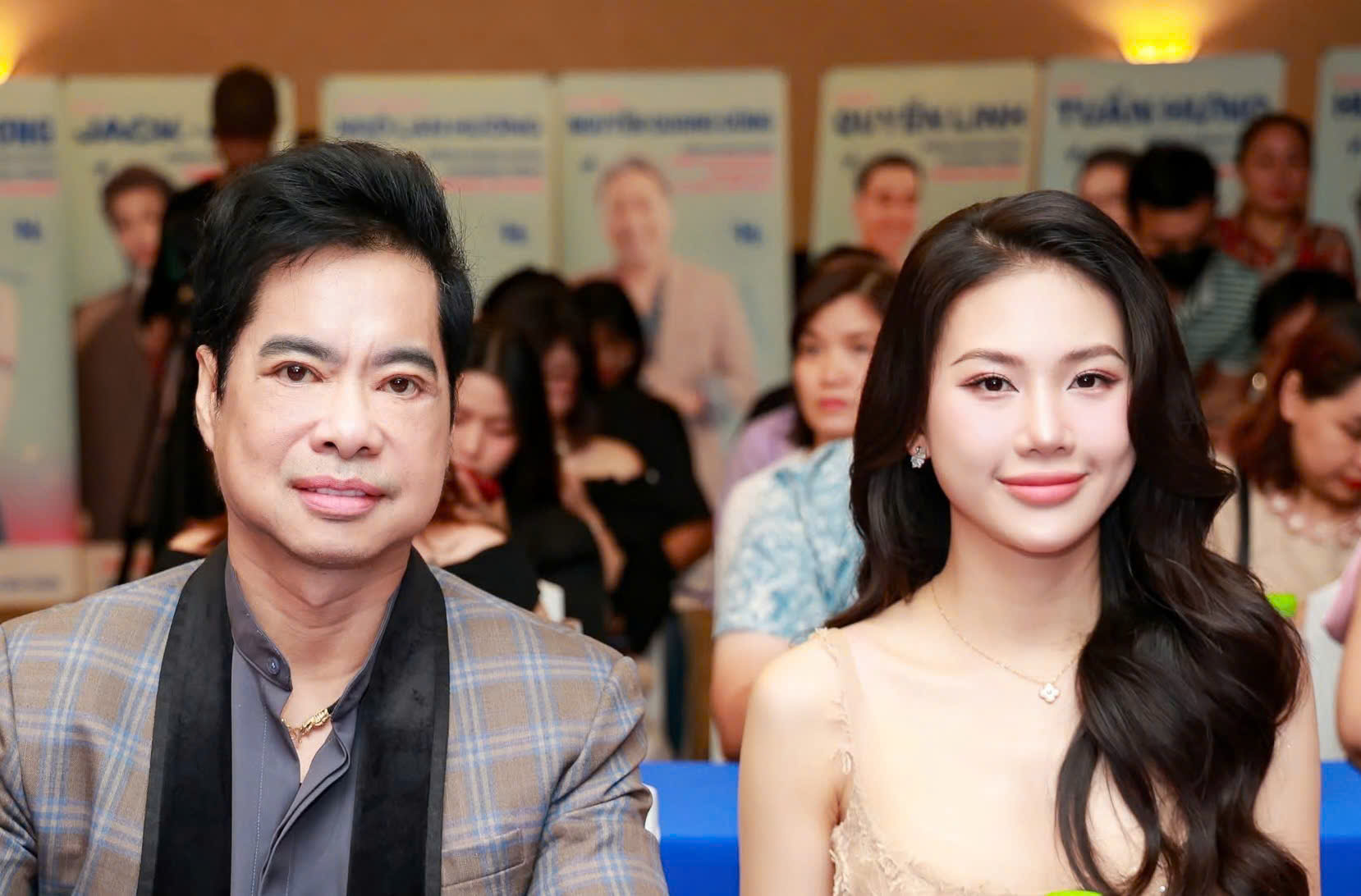 Ca sĩ Ngọc Sơn v&agrave; hoa hậu B&ugrave;i Quỳnh Hoa tham dự sự kiện giới thiệu show Về qu&ecirc; l&agrave;m gi&agrave;u v&agrave; loạt dự &aacute;n giải tr&iacute; v&agrave;o chiều 15/1, tại TPHCM