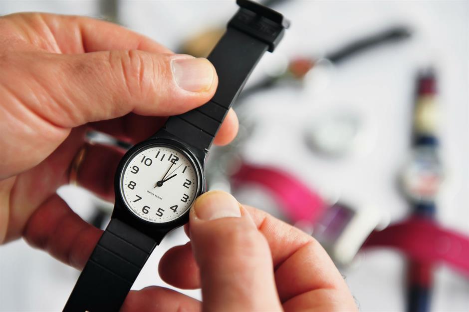 Bắt đầu v&agrave;o trạng th&aacute;i tinh thần ph&ugrave; hợp bằng c&aacute;ch thay đổi thiết bị theo m&uacute;i giờ của điểm đến khi bạn l&ecirc;n m&aacute;y bay. Điều n&agrave;y sẽ gi&uacute;p điều chỉnh đồng hồ sinh học của bạn.