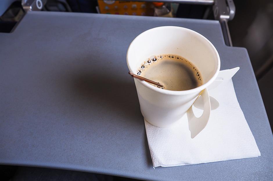Tr&agrave; v&agrave; c&agrave; ph&ecirc; c&oacute; chứa caffeine, một chất lợi tiểu, v&igrave; vậy nếu bạn uống nhiều, h&atilde;y b&ugrave; nước bằng nước. Một thủ phạm ch&iacute;nh kh&aacute;c l&agrave; đồ ăn nhẹ mặn như khoai t&acirc;y chi&ecirc;n v&agrave; hạt muối. Ch&uacute;ng tốt với liều lượng nhỏ nhưng cũng c&oacute; thể g&acirc;y mất nước, c&oacute; thể l&agrave;m trầm trọng th&ecirc;m c&aacute;c t&aacute;c động vật l&yacute; của chứng lệch m&uacute;i giờ. Trung b&igrave;nh, c&aacute;c chuy&ecirc;n gia cho biết bạn cần uống khoảng 235ml (8fl oz) nước mỗi giờ.