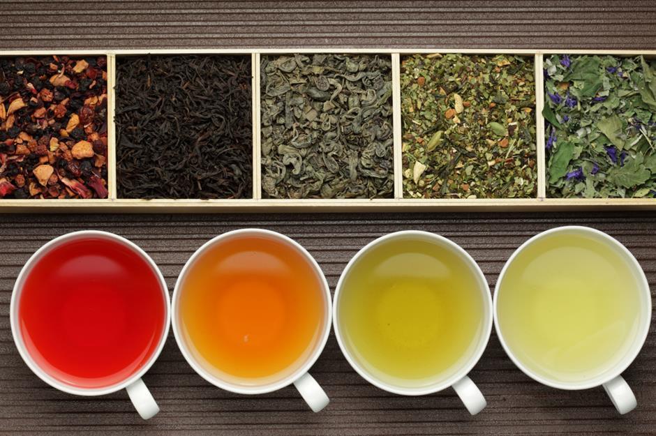 C&oacute; một số loại tr&agrave; thảo mộc tuyệt vời c&oacute; đặc t&iacute;nh g&acirc;y ngủ tuyệt vời. H&atilde;y thử hoa c&uacute;c, hoa oải hương, rễ c&acirc;y nữ lang v&agrave; l&aacute; chanh, hoặc c&aacute;c loại tr&agrave; c&oacute; chứa hỗn hợp.