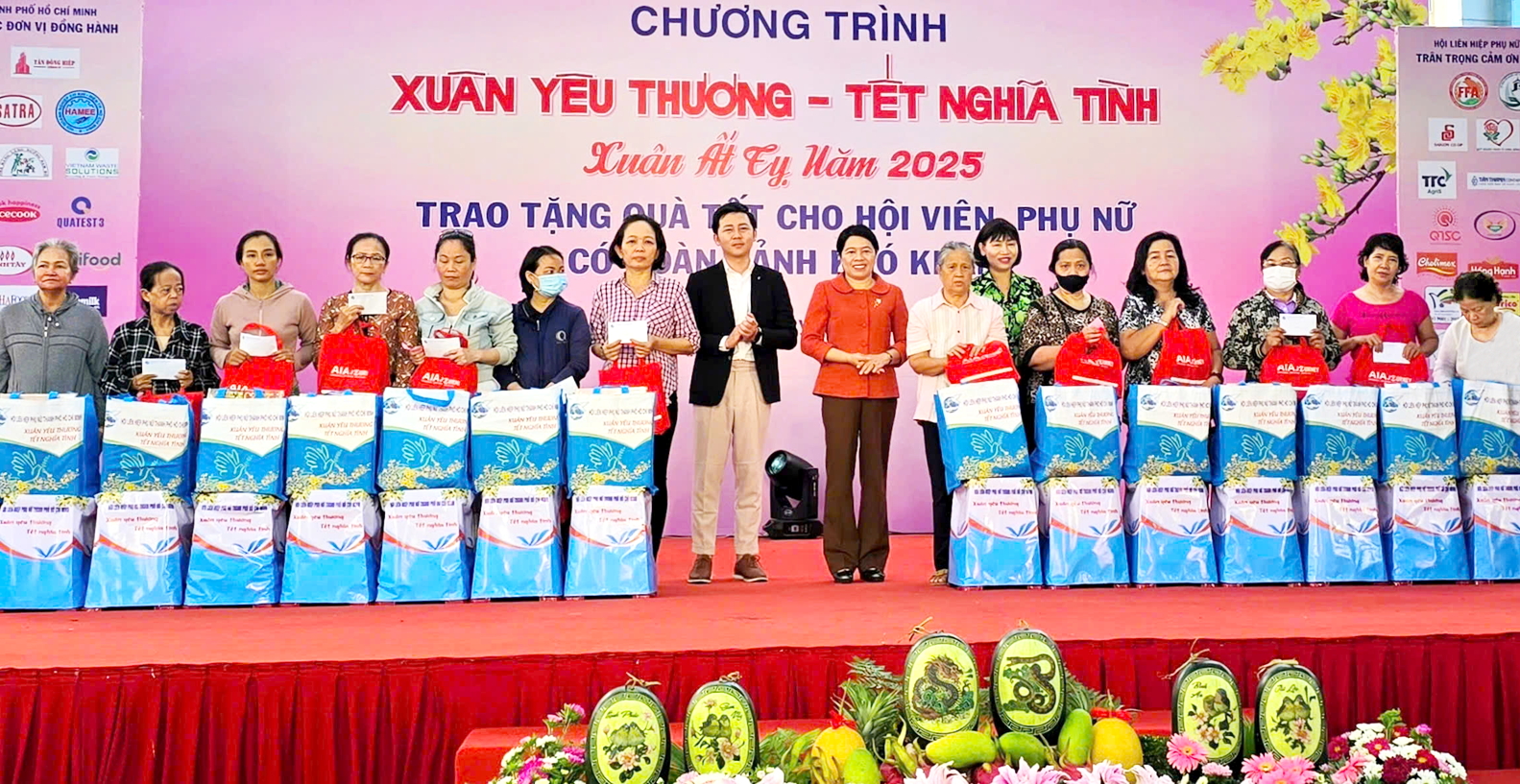 Hội LHPN TPHCM c&ugrave;ng c&aacute;c đơn vị đồng h&agrave;nh tặng qu&agrave; tết cho hội vi&ecirc;n, phụ nữ c&oacute; ho&agrave;n cảnh kh&oacute; khăn