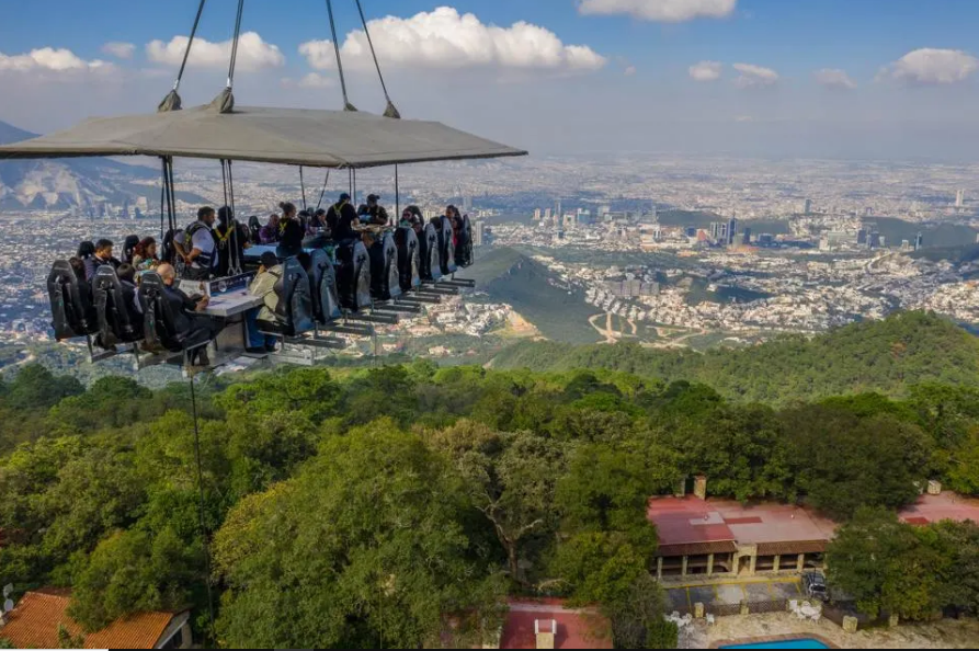 Ăn tối lơ lửng giữa trời: Bữa ăn lơ lửng cao khoảng 45m trong kh&ocirc;ng trung phục vụ tối đa 22 kh&aacute;ch. Mọi người thắt d&acirc;y an to&agrave;n v&agrave;o ghế ngồi của m&igrave;nh, c&ograve;n c&aacute;c đầu bếp th&igrave; nấu ăn ở giữa. Bạn c&oacute; thể trải nghiệm ở Dubai (UAE), Marrakech (Maroc), Phuket (Th&aacute;i Lan). Ảnh tr&ecirc;n: Bữa tối tr&ecirc;n kh&ocirc;ng ở Monterey, Mexico - Ảnh: Dinner in the Sky
