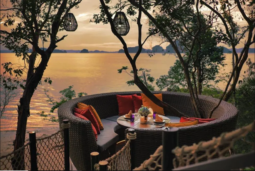 Bữa ăn tr&ecirc;n c&acirc;y ở Th&aacute;i Lan:  Những b&agrave;n ăn ở khu nghỉ dưỡng sang trọng Banyan Tree Krabi tại tỉnh Krabi, Th&aacute;i Lan được treo lơ lửng tr&ecirc;n c&acirc;y giống như một tổ chim. Du kh&aacute;ch vửa thưởng thức bữa chay hoặc hải sản vừa nh&igrave;n to&agrave;n cảnh ra biển Andaman. Ảnh tr&ecirc;n: B&agrave;n ăn tổ chim của Banyan Tree Krabi - Ảnh: Kiattipong Panchee