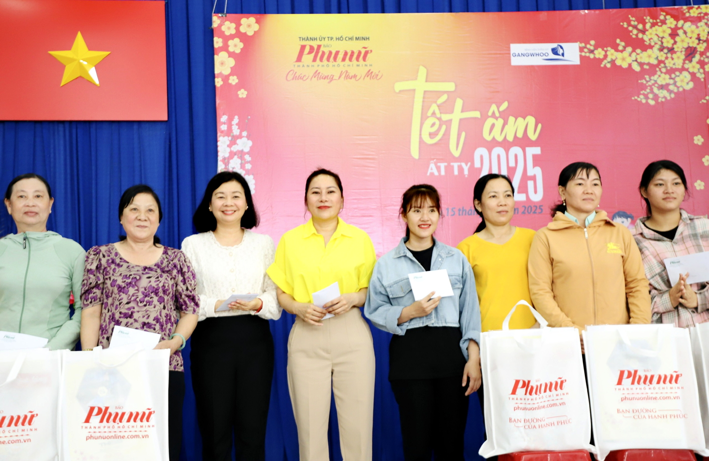 B&agrave; L&yacute; Việt Trung (thứ ba từ tr&aacute;i sang) - Tổng bi&ecirc;n tập B&aacute;o Phụ nữ TPHCM - v&agrave; b&agrave; L&ecirc; Hiền (thứ tư từ tr&aacute;i sang) - người s&aacute;ng lập Bệnh viện Thẩm mỹ Gangwhoo - trao qu&agrave; tết cho hội vi&ecirc;n phụ nữ kh&oacute; khăn  tại huyện Cần Giờ - ẢNH: TH&Agrave;NH L&Acirc;M