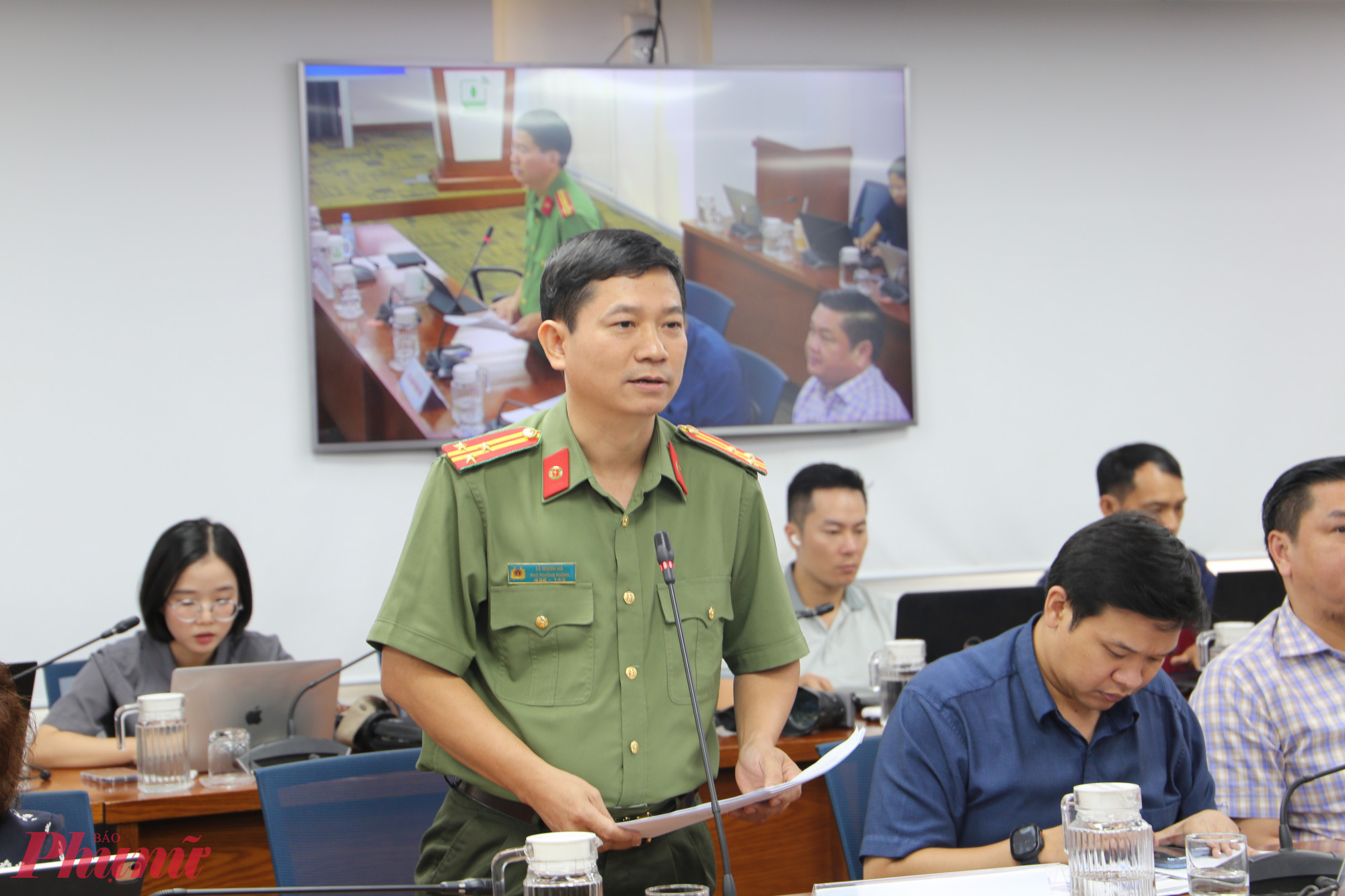 Thượng t&aacute; L&ecirc; Mạnh H&agrave; - Ph&oacute; trưởng Ph&ograve;ng Tham mưu (C&ocirc;ng An TPHCM) th&ocirc;ng tin trong buổi họp b&aacute;o - Ảnh: Thanh T&acirc;m