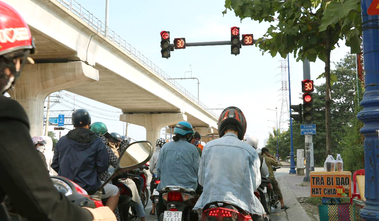 Vượt đ&egrave;n đỏ để nhường đường cho xe ưu ti&ecirc;n sẽ kh&ocirc;ng bị xử phạt - Ảnh: Trang Thư