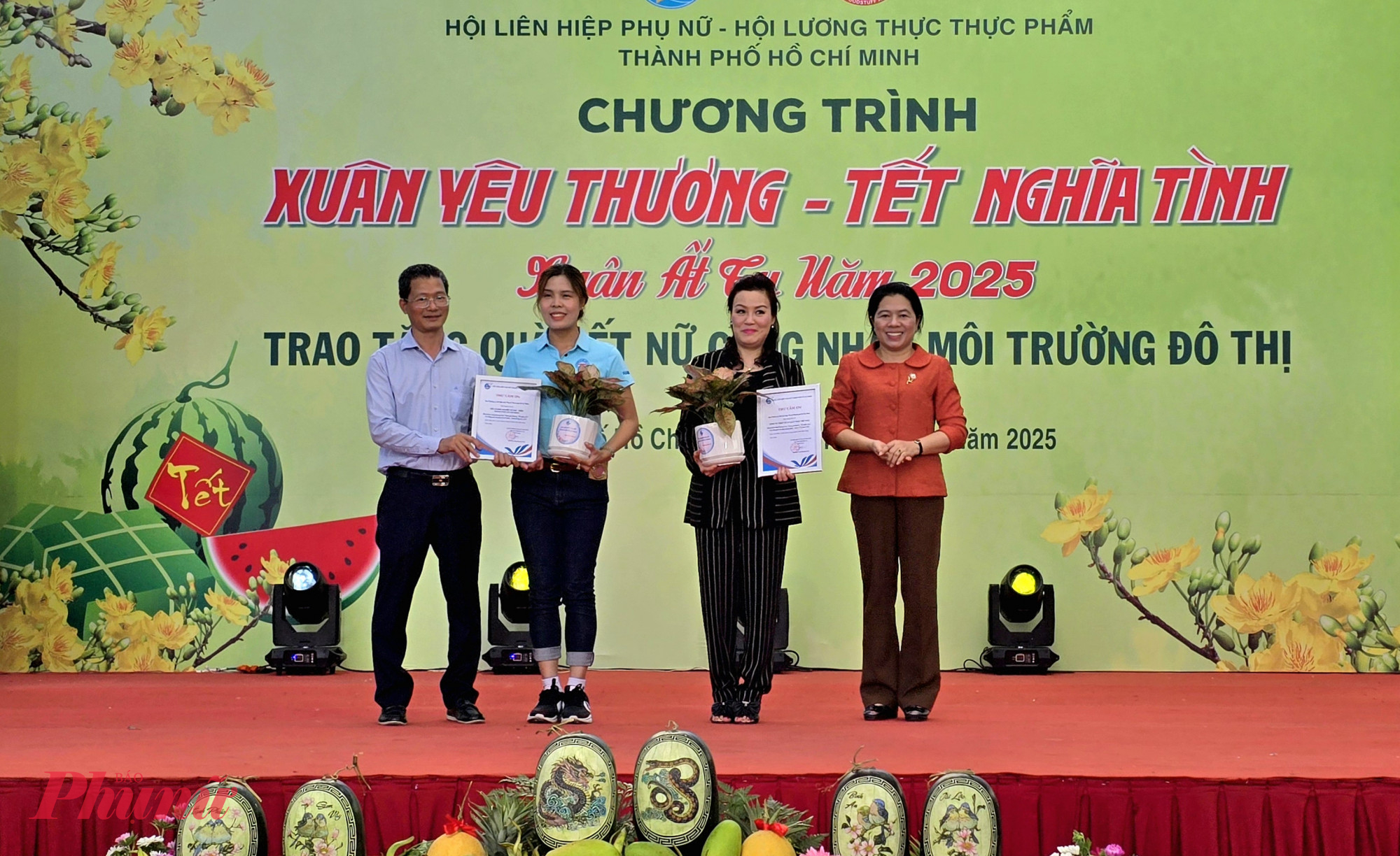 Ban tổ chức trao thư cảm ơn đến c&aacute;c đơn vị đồng h&agrave;nh \