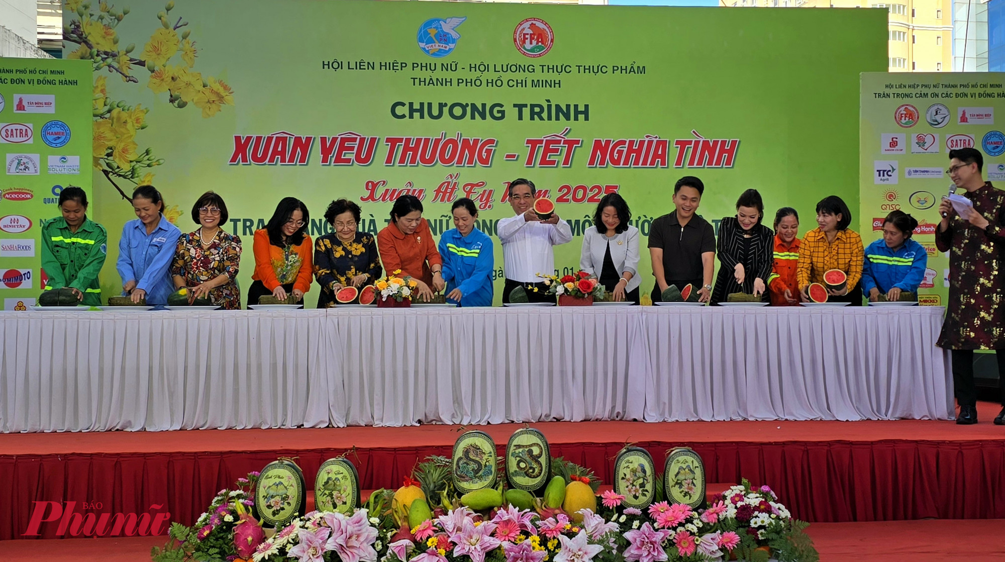Tại chương tr&igrave;nh, l&atilde;nh đạo th&agrave;nh phố v&agrave; c&aacute;c đơn vị, c&aacute;c chị c&ocirc;ng nh&acirc;n v
