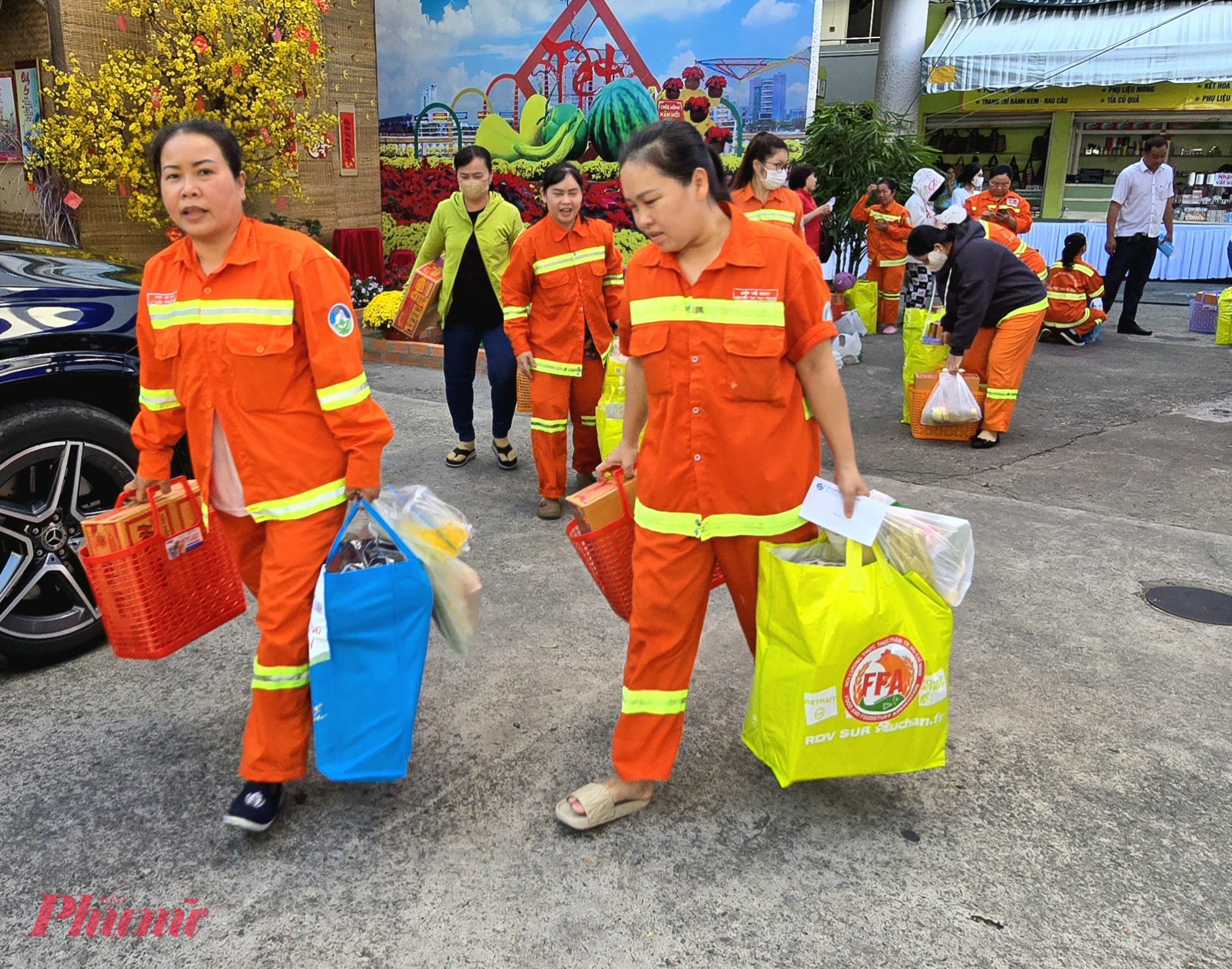 Niềm vui của c&aacute;c chị c&ocirc;ng nh&acirc;n khi nhận được sự chăm lo từ c&aacute;c đơn vị tại chương tr&igrave;nh, như một lời động vi&ecirc;n c&aacute;c chị tiếp tục l&agrave;m tr&ograve;n nhiệm vụ, c&ugrave;ng tham gia giữ g&igrave;n th&agrave;nh phố xanh - sạch - đẹp