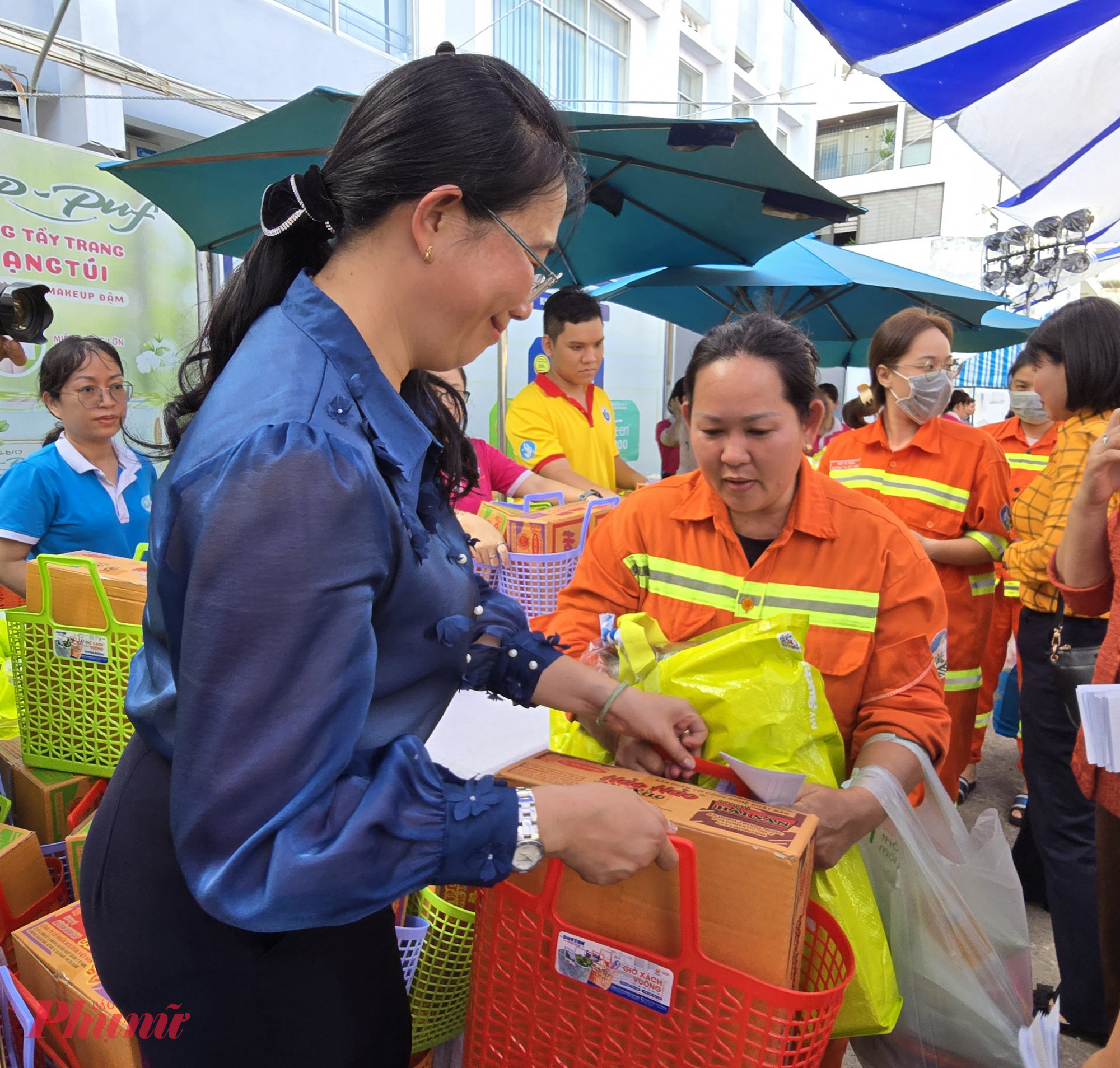 Mỗi chị c&ocirc;ng nh&acirc;n m&ocirc;i trường đ&ocirc; thị được tặng phần qu&agrave; tết (gồm qu&agrave; v&agrave; tiền mặt), trị gi&aacute; 1 triệu đồn 