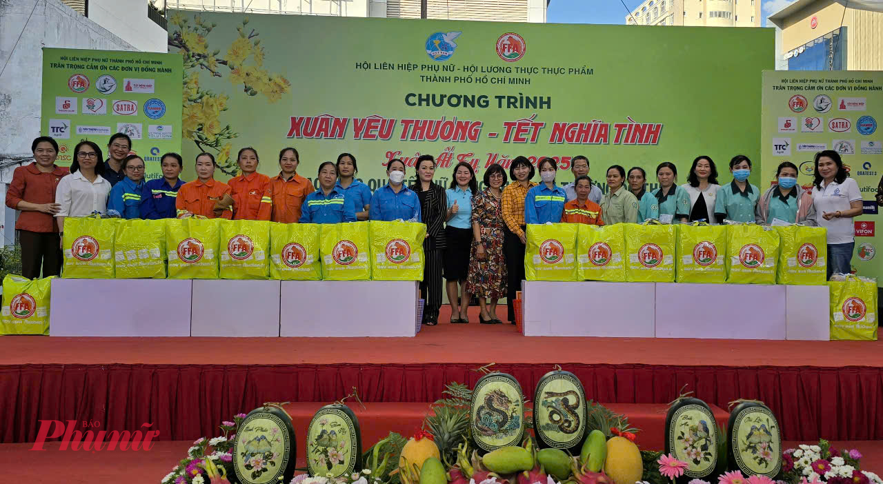 Tại chương tr&igrave;nh, c&aacute;c đơn vị đa tặng qu&agrave; tết đến 300 nữ c&ocirc;ng nh&acirc;n 