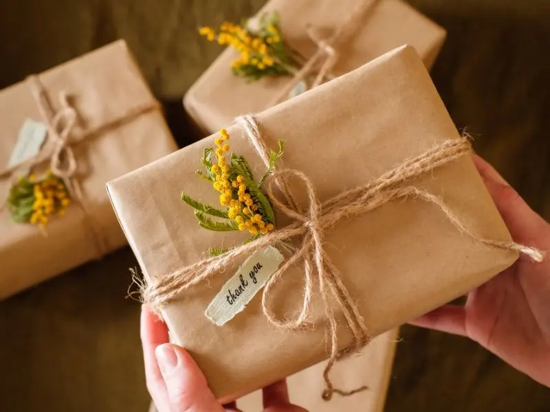 Khi ta nhận qu&agrave; l&agrave; nhận cả tấm l&ograve;ng của người gửi (ảnh minh họa)